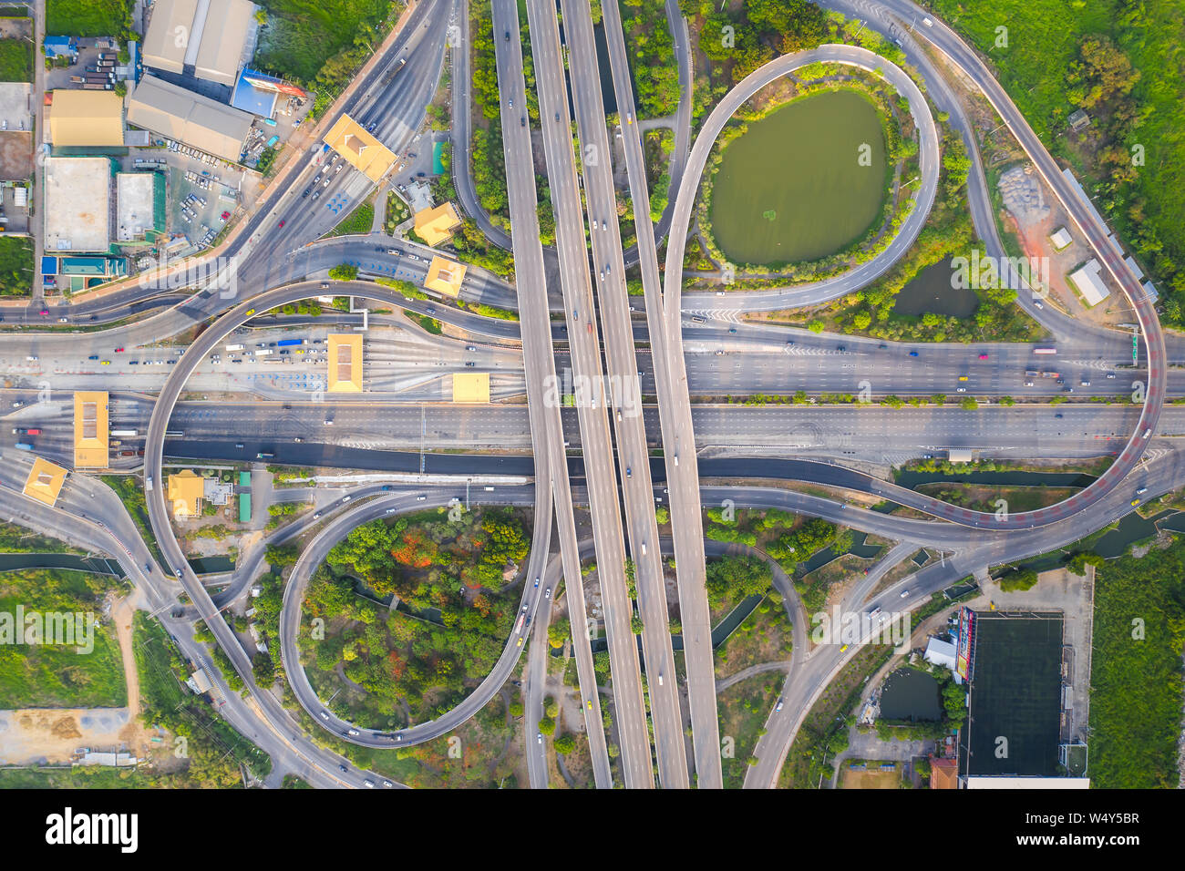 Vista aerea al di sopra della trafficata autostrada incroci stradali al giorno. L'autostrada intersezione stradale il cavalcavia Eastern Outer Ring Road di Bangkok. Foto Stock