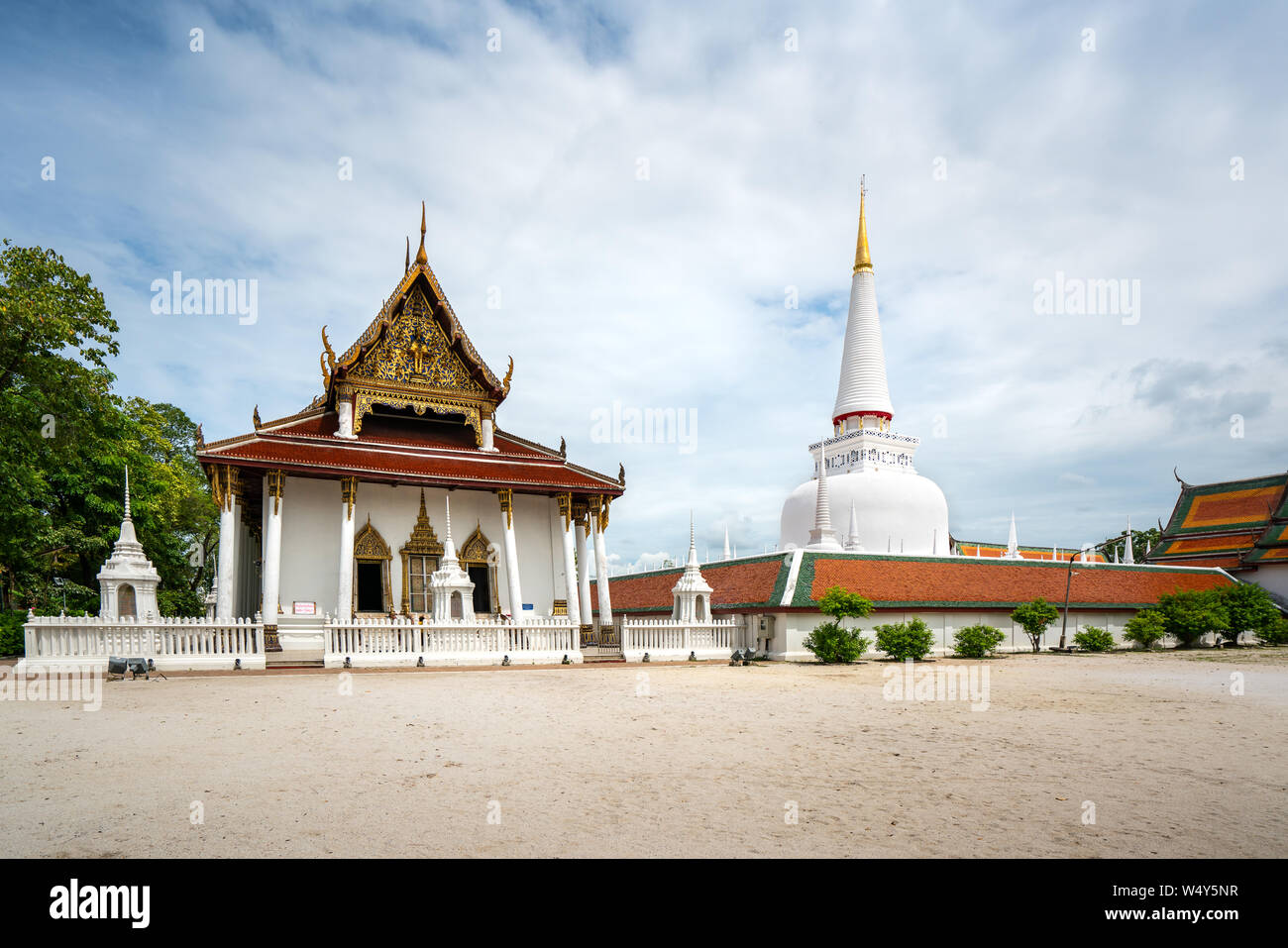 Il Wat Phra Mahathat Woramahawihan con bel cielo a Nakhon Si Thammarat in Thailandia. Foto Stock