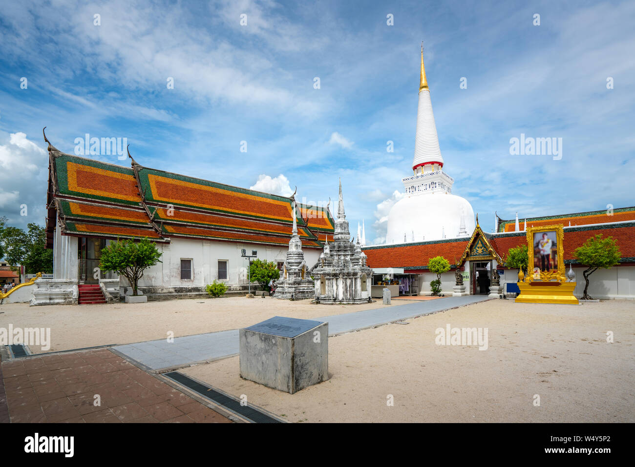Il Wat Phra Mahathat Woramahawihan con bel cielo a Nakhon Si Thammarat in Thailandia. Foto Stock