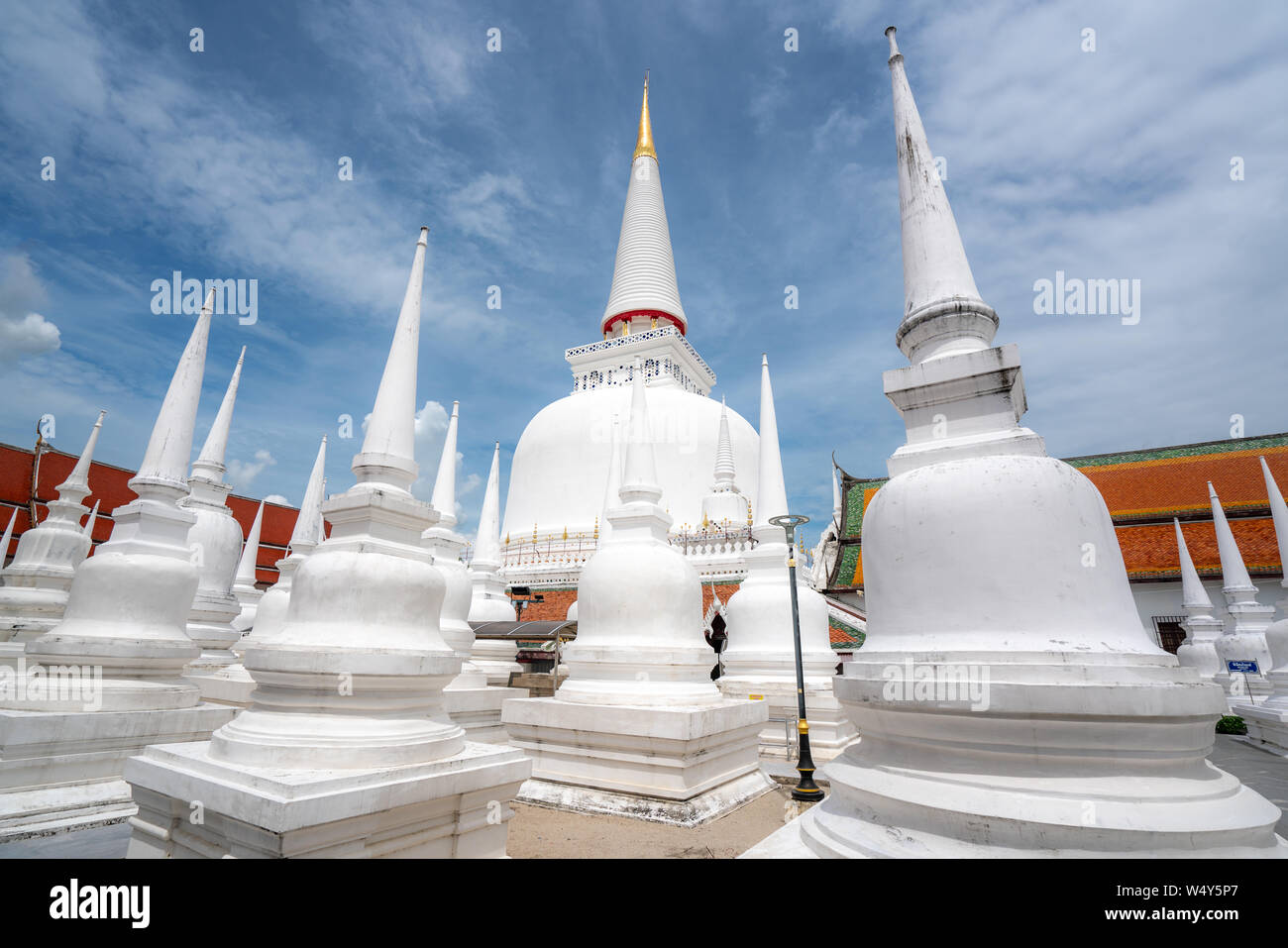 Il Wat Phra Mahathat Woramahawihan con bel cielo a Nakhon Si Thammarat in Thailandia. Foto Stock