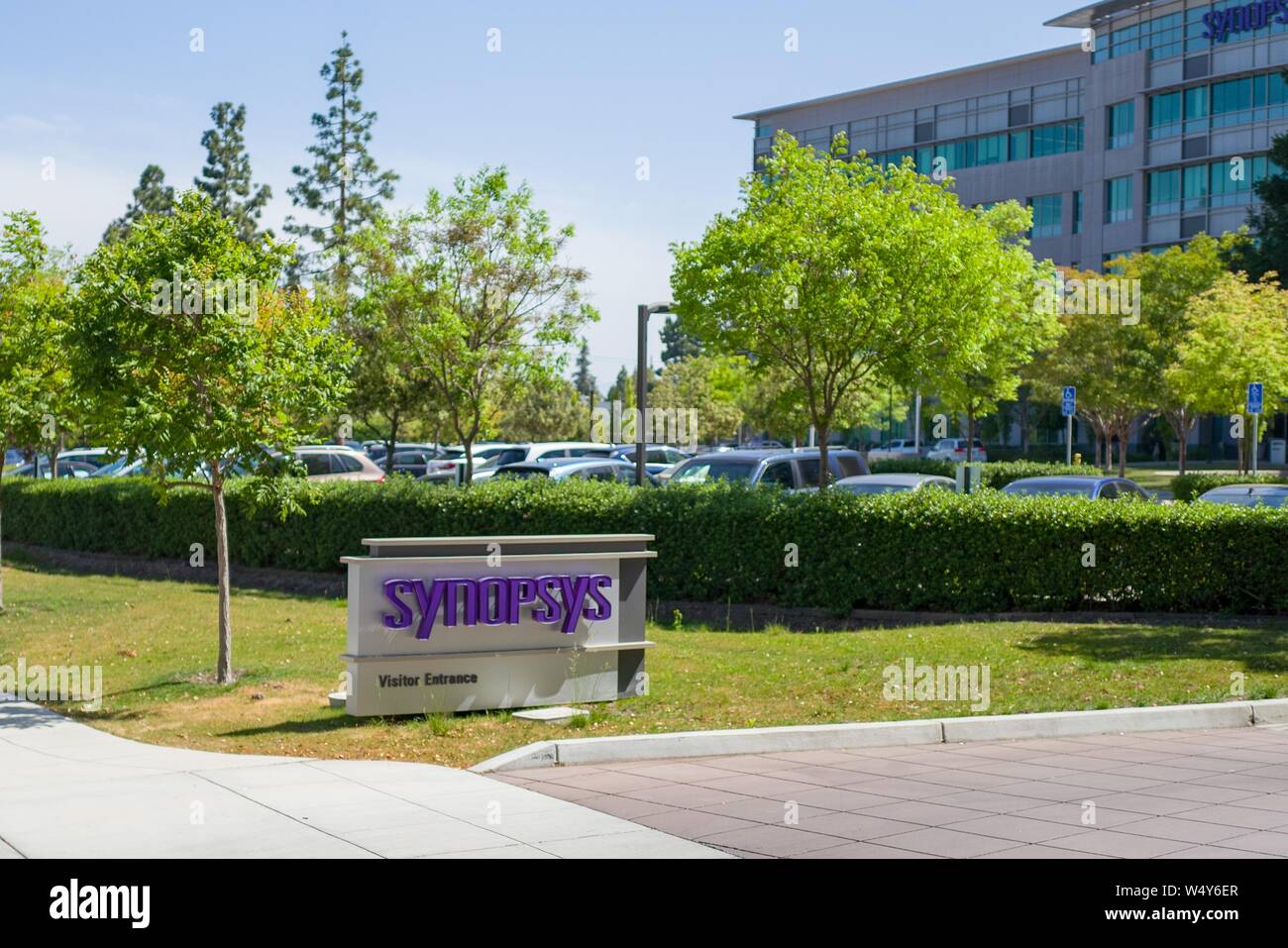 Cartello con il logo presso l'ingresso alla Silicon Valley sede di ASIC di fabbricazione e di progettazione elettronica società Synopsys di Mountain View, California, 3 maggio 2019. () Foto Stock