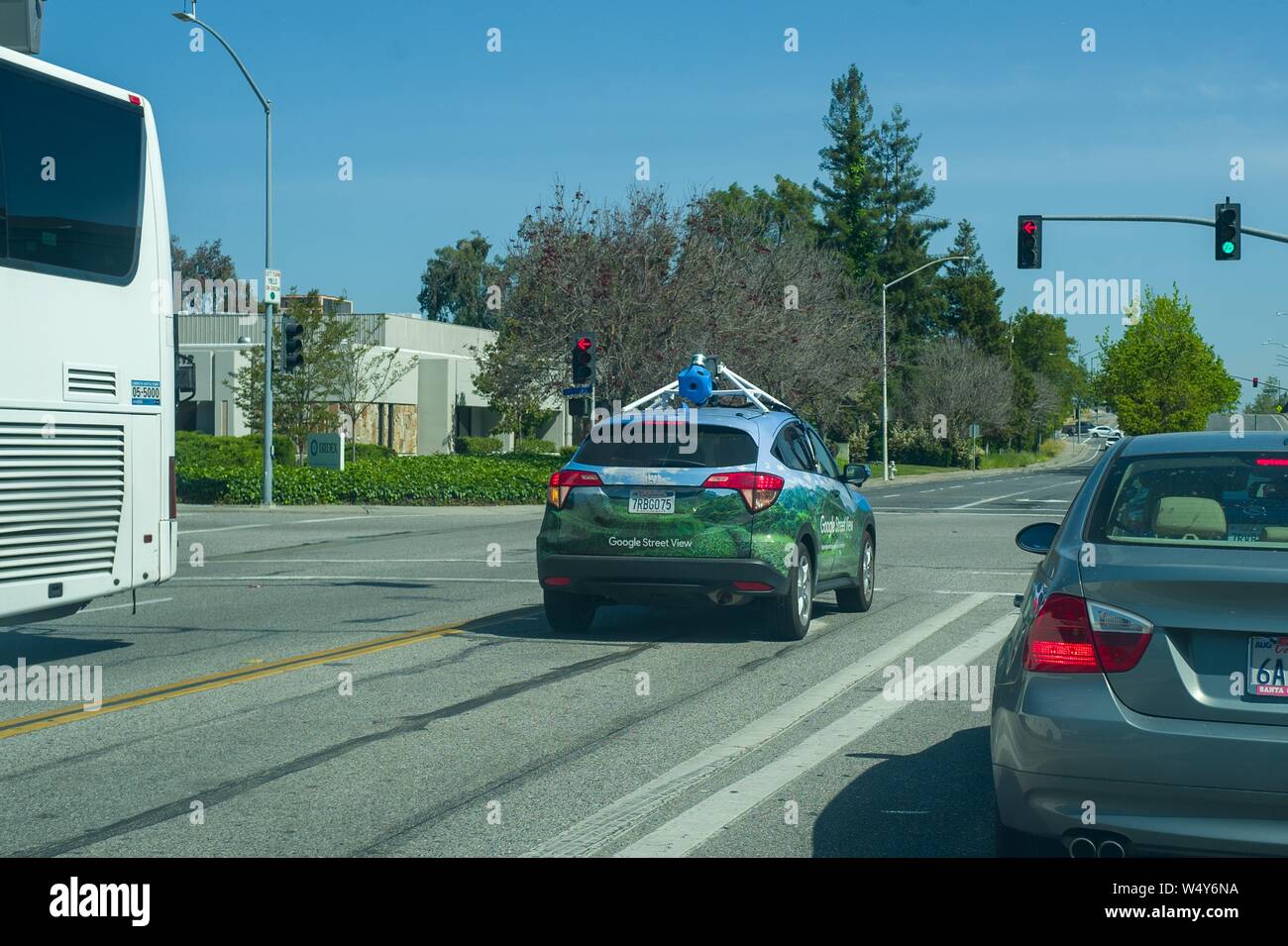 Google Street View veicolo con apparecchiature per la registrazione di immagini a 360 gradi per il Google Maps piattaforma, guidando lungo una strada di Silicon Valley, Mountain View, California, 3 maggio 2019. () Foto Stock