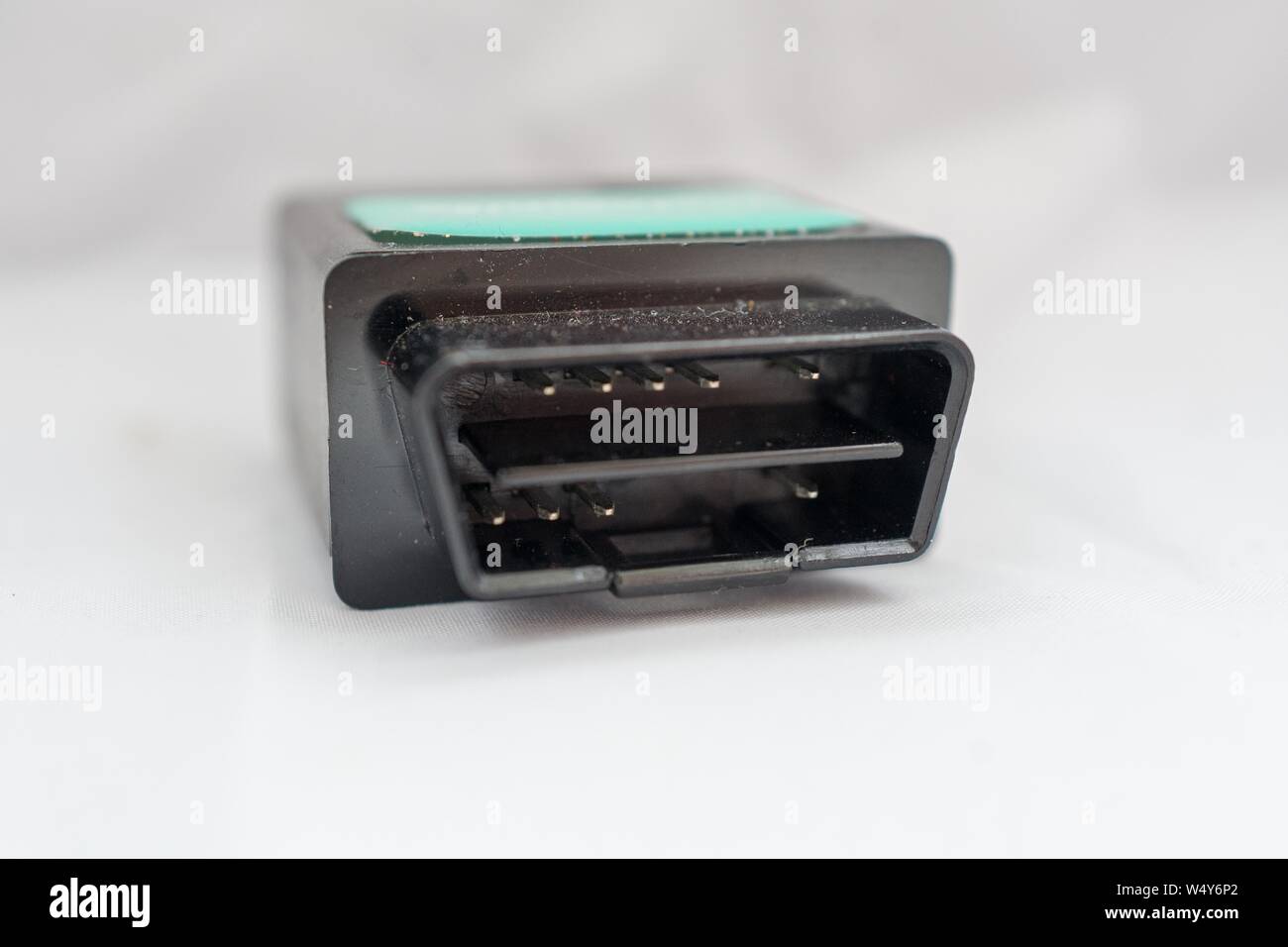 Close-up del sistema diagnostico di bordo (OBD) porta sul transponder per computerizzato di pay-per-miglio auto insurance company Metromile, San Ramon, California, il 7 maggio 2019. () Foto Stock