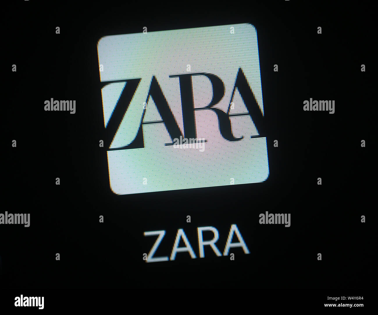Zara spagnolo abbigliamento marca online consegna box. Consegnare lo  smartphone con la pagina Web della collezione per rivenditori Inditex,  sopra il pacchetto dell'ordine consegnato con il logo Foto stock - Alamy