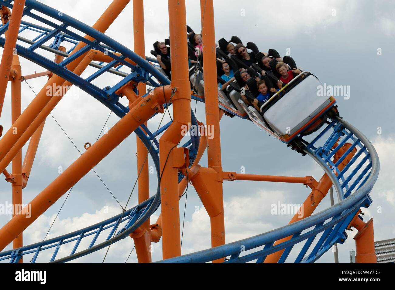 Roller Coaster su state fair midway. Foto Stock