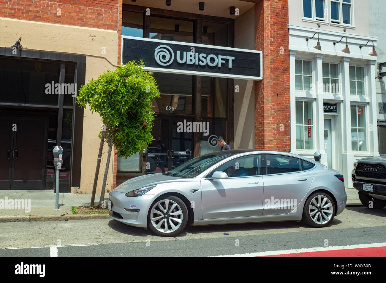 Segno con il logo sulla facciata in ufficio alla società di software Ubisoft nel sud del mercato (SOMA) quartiere di San Francisco, California, 10 giugno 2019. () Foto Stock