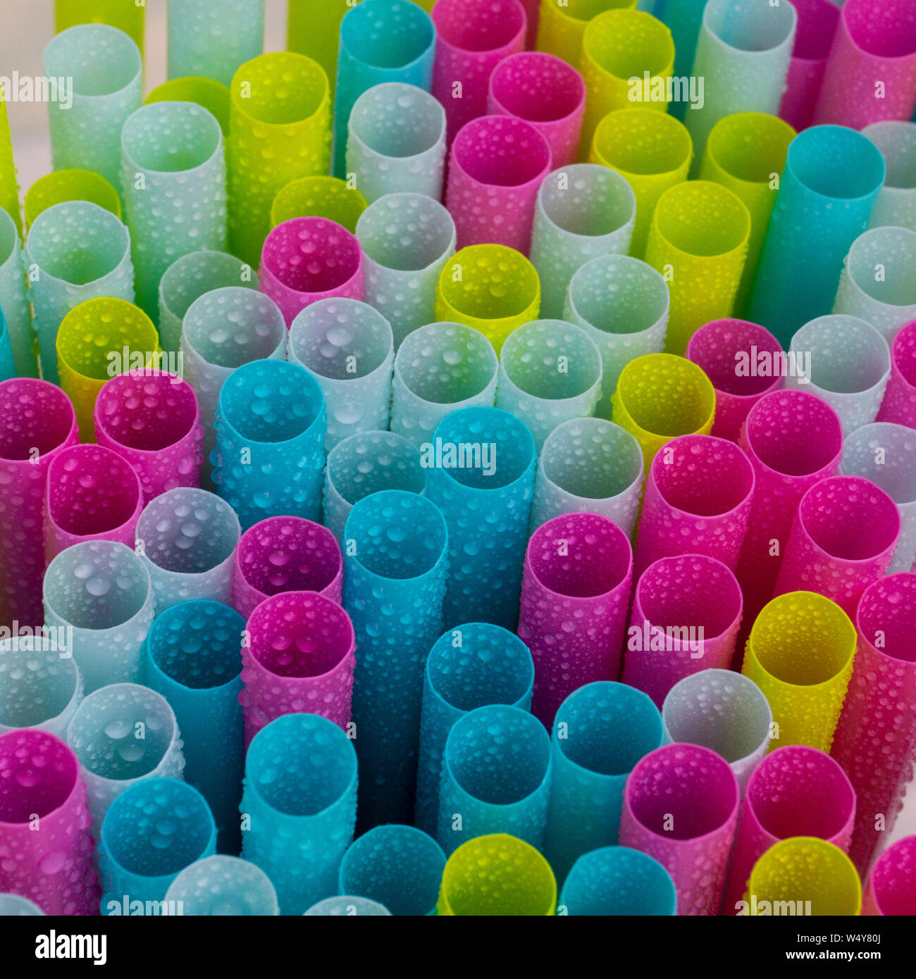 Gruppo di cannucce colorate in plastica con gocce d'acqua Foto stock - Alamy
