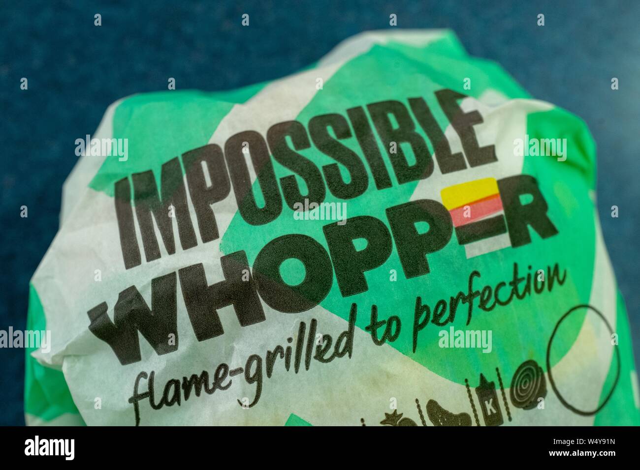 Close-up di impossibile Whopper, una carne-elemento gratuito utilizzando ingegnerizzati, pianta-proteina basato burger patty dalla tecnologia alimentare società impossibile durante un mercato limitato di test a un Burger King ristorante nella zona della Baia di San Francisco, Danville, California, 26 giugno 2019. () Foto Stock