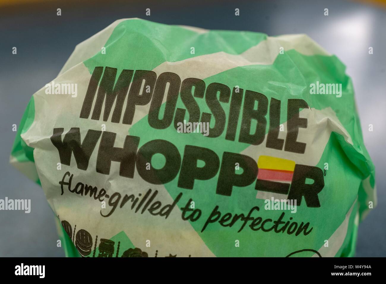 Close-up di impossibile Whopper, una carne-elemento gratuito utilizzando ingegnerizzati, pianta-proteina basato burger patty dalla tecnologia alimentare società impossibile durante un mercato limitato di test a un Burger King ristorante nella zona della Baia di San Francisco, Danville, California, 26 giugno 2019. () Foto Stock