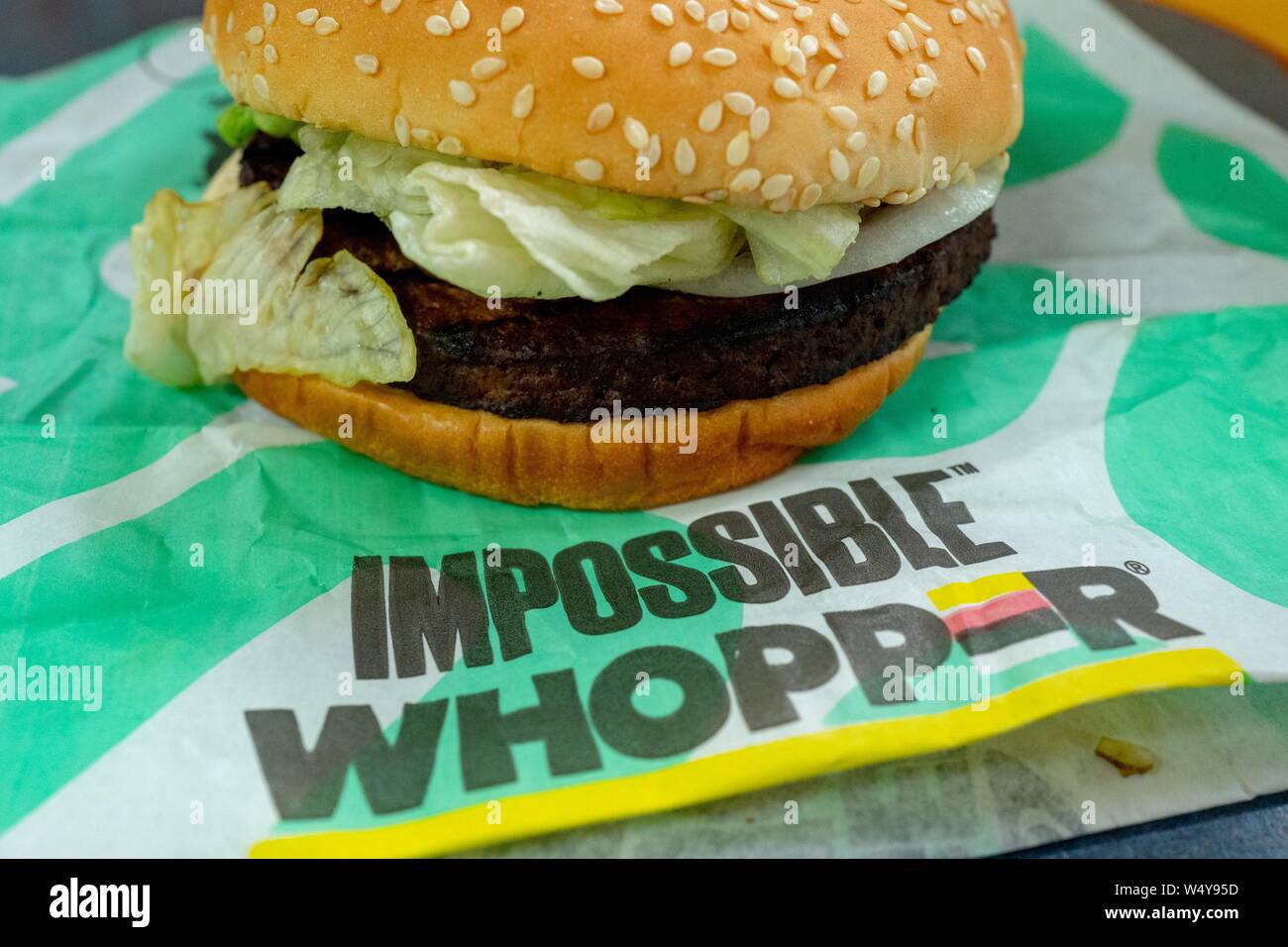 Close-up di impossibile Whopper, una carne-elemento gratuito utilizzando ingegnerizzati, pianta-proteina basato burger patty dalla tecnologia alimentare società impossibile durante un mercato limitato di test a un Burger King ristorante nella zona della Baia di San Francisco, Danville, California, 26 giugno 2019. () Foto Stock