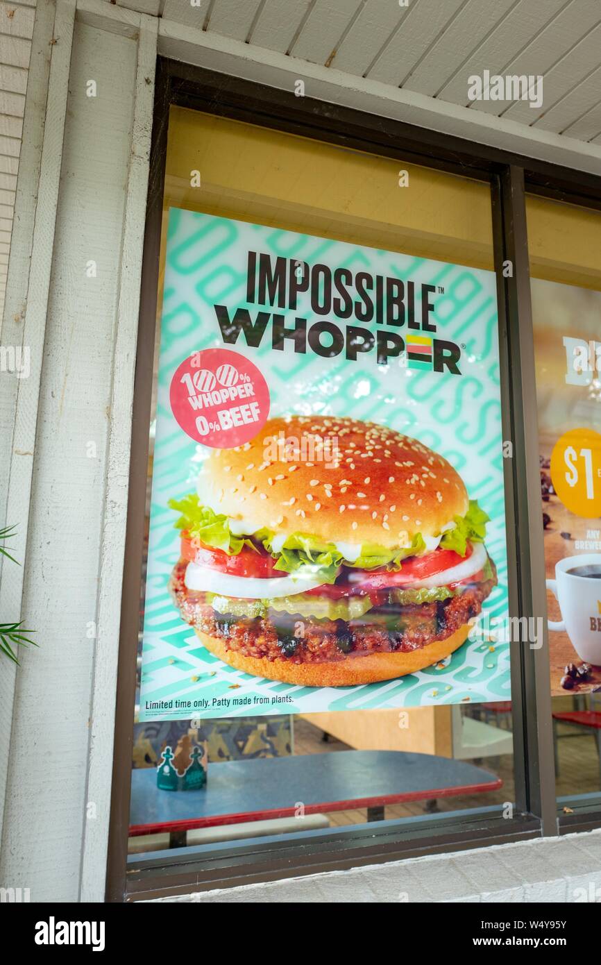 Segno sulla facciata pubblicità impossibile Whopper, una carne-elemento gratuito utilizzando ingegnerizzati, pianta-proteina basato burger patty dalla tecnologia alimentare società impossibile durante un mercato limitato di test a un Burger King ristorante nella zona della Baia di San Francisco, Danville, California, 26 giugno 2019. () Foto Stock