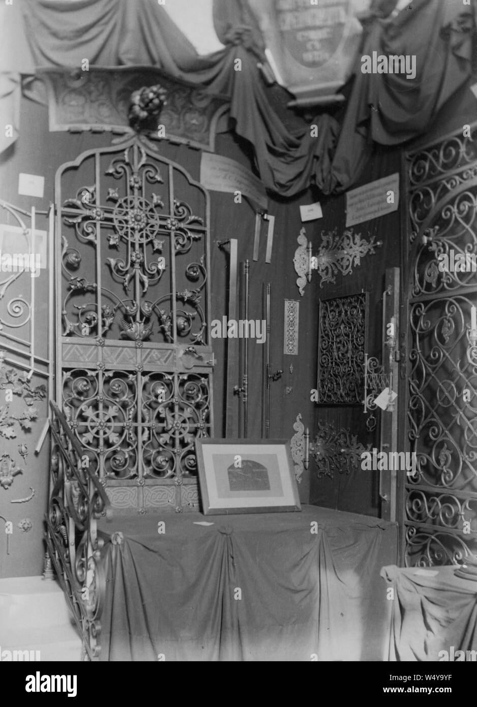 Uno stand alla fiera con i lavori in ferro battuto dal palazzo Romanov, San Pietroburgo, Russia, 1885. () Foto Stock