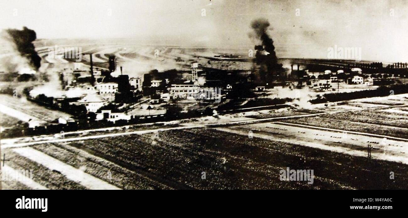 Creditul Minier incendi di raffineria dopo essere stato bombardato dagli STATI UNITI B-24 Liberator aeroplani Foto Stock