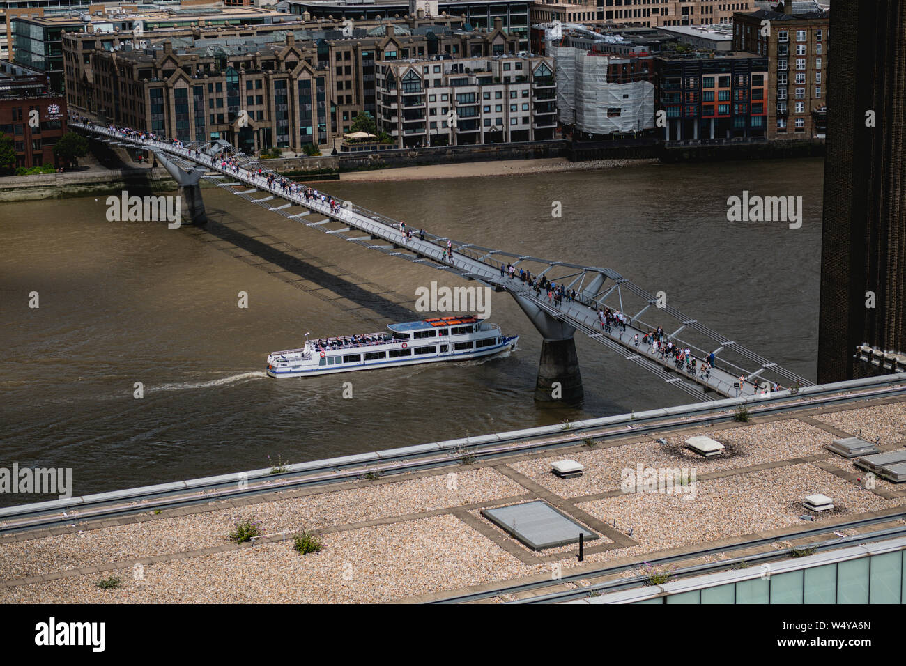 Thames clipper trasportare persone sotto il ponte durante il giorno - Londra - Luglio 2019 Foto Stock