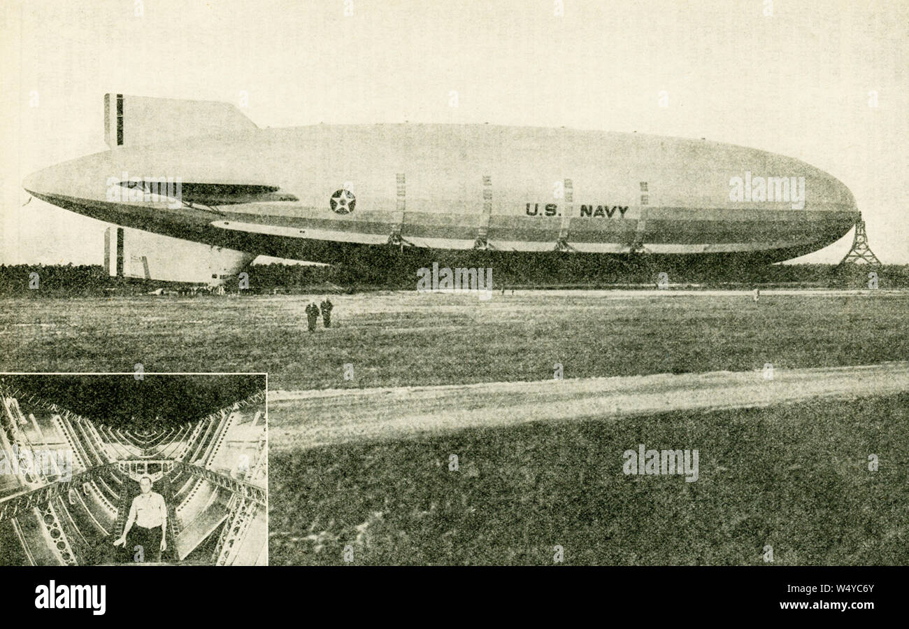 La didascalia di questa foto che risale alla prima metà del XX secolo si legge: "Museo della Portaerei U.S.S. Akron - Nave da Guerra dei cieli. Questa potente dirigibile, costruita per la marina degli Stati Uniti, fu commissionata sul giorno della Marina, 27 ottobre 1931." Se collocato lungo una strada, sarebbe si estendono longitudinalmente su due blocchi di città e verso l'alto per un edificio a dieci piani. Una sezione di controllo della macchina è illustrato nella foto piccola. Foto Stock