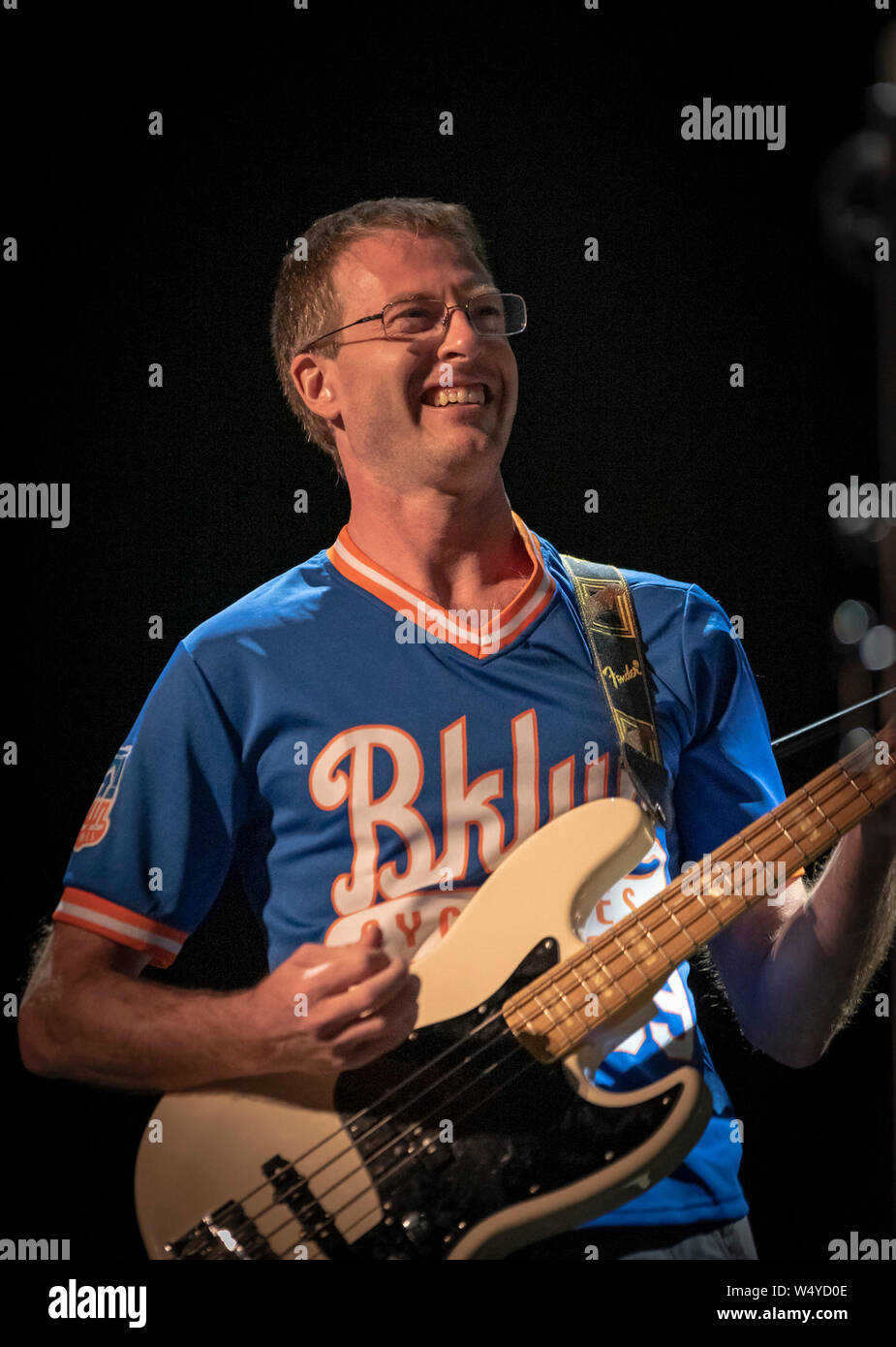 Zurriola Beach, San Sebastian, Spagna. Xxv Luglio, 2019. Moppa Elliott effettuando in corrispondenza di Victoria Eugenia Theatre . Luogo 24-28 luglio a Donostia-San Sebastian la 54 edizione di Heineken Jazzaldia 2019 (Country-Spain basco). Il Festival è una delle più antiche in Europa e il più antico in Spagna. Credito: Gary Roberts/Alamy Live News Foto Stock