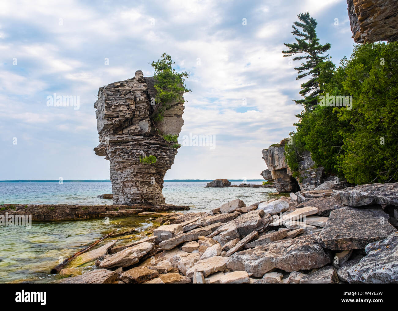 Sul vaso di fiori isola di scandagliare cinque National Marine Park, uno dei due pilastri di roccia o pile di mare, luogo dalle acque del Georgian Bay. Foto Stock