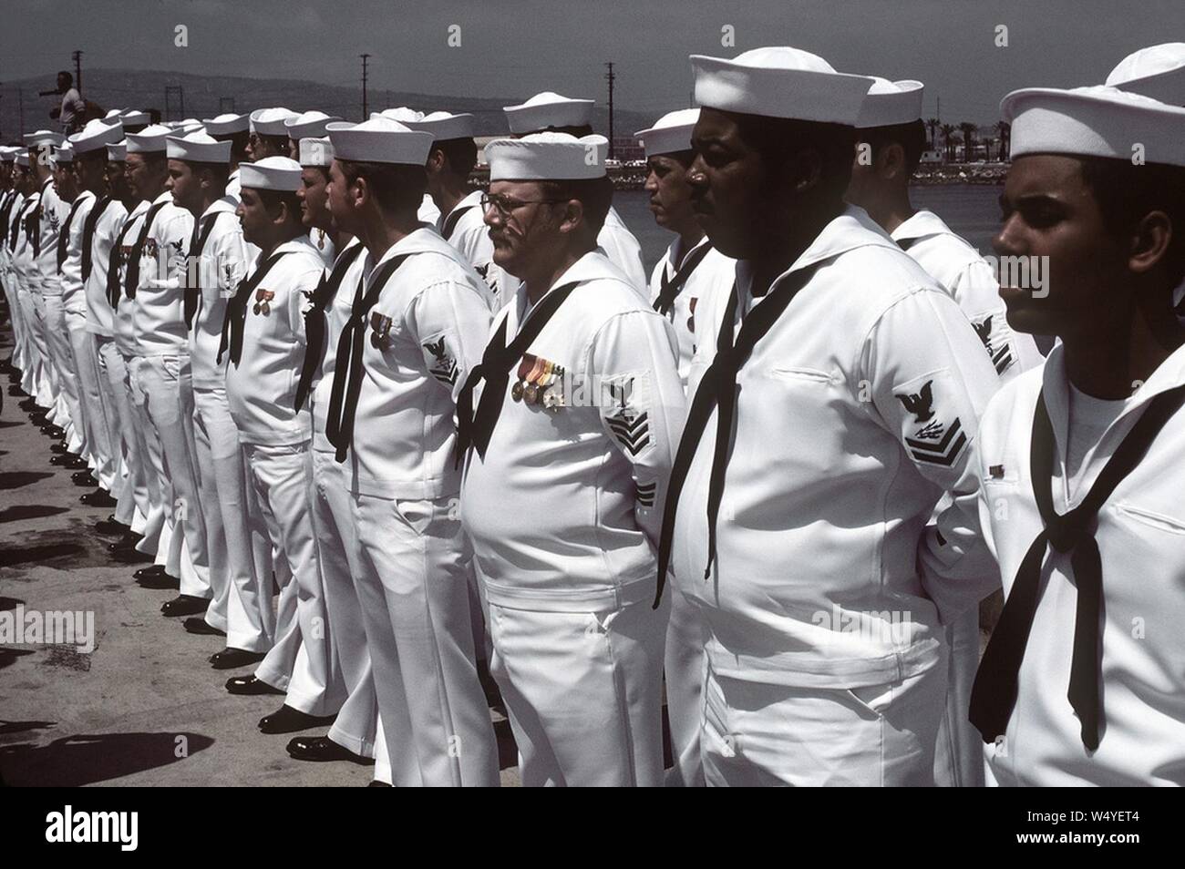 Equipaggio del missile fregata USS LEWIS B. estrattore (FFG-23) stand alla sfilata di riposo durante la cerimonia di messa in esercizio per la nave - STATI UNITI Archivi Nazionali (1982-04-17 & 1982-04-17). Foto Stock