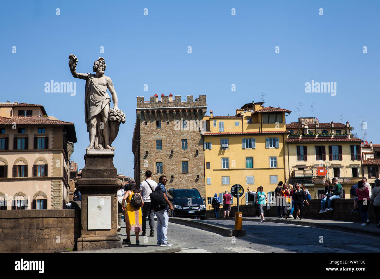 Firenze, Italia - aprile, 2018: i turisti e i locali attraversando lo storico Santa Trinità ponte di Firenze Foto Stock