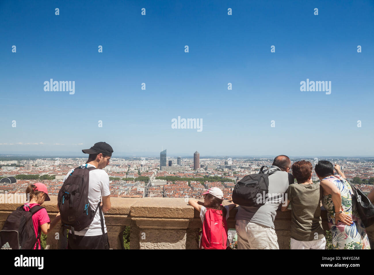 Lione, Francia - Luglio 19, 2019: Antenna vedute panoramiche di Lione con bambini turisti puntando verso l'orizzonte e il Incity tower e Le Crayon durante una Foto Stock