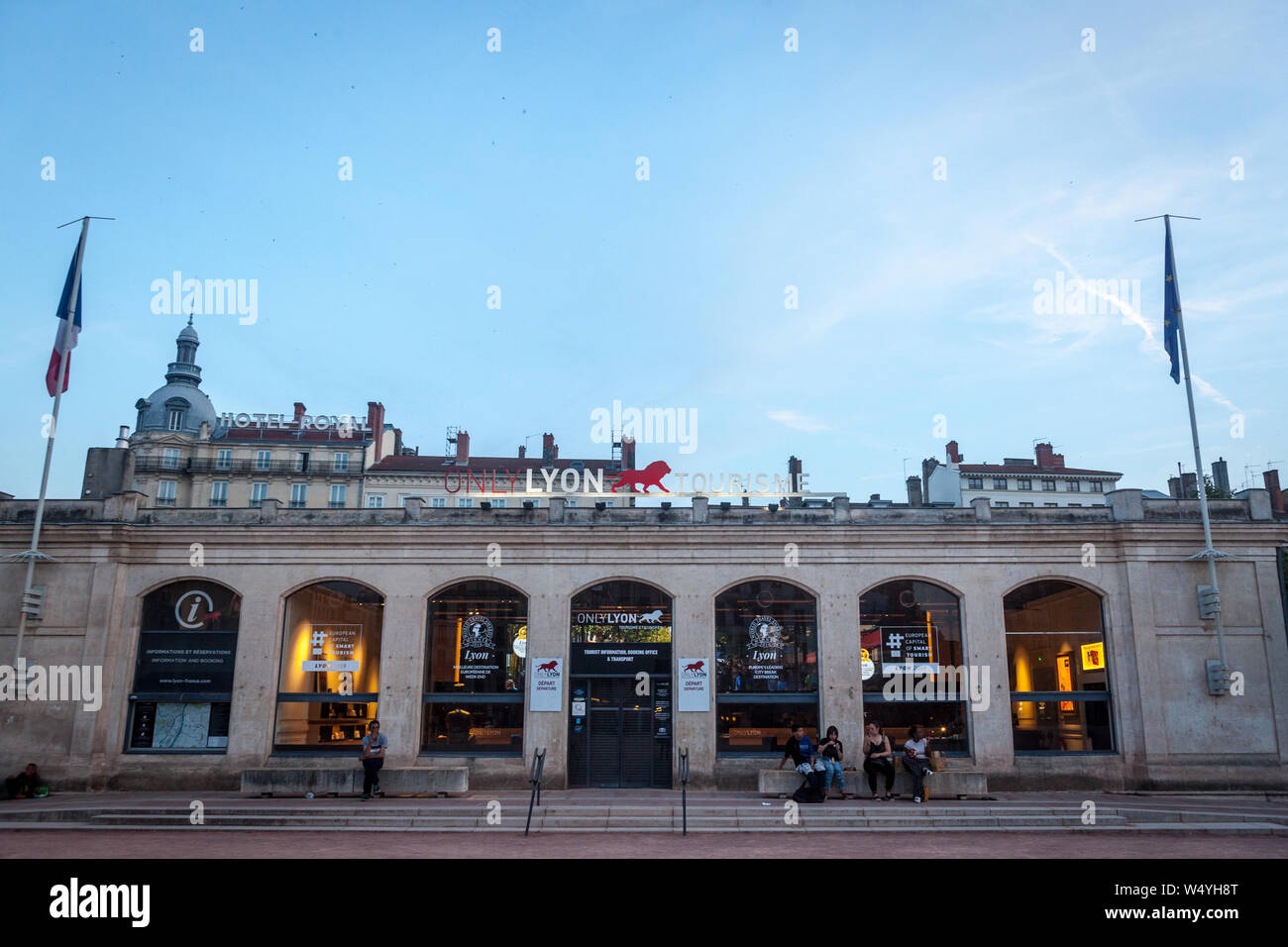 Lione, Francia - Luglio 17, 2019: solo segno di Lione sull'Ufficio del Turismo di piazza Bellecour di notte. È il visual identità del marchio utilizzato per il turismo in un Foto Stock