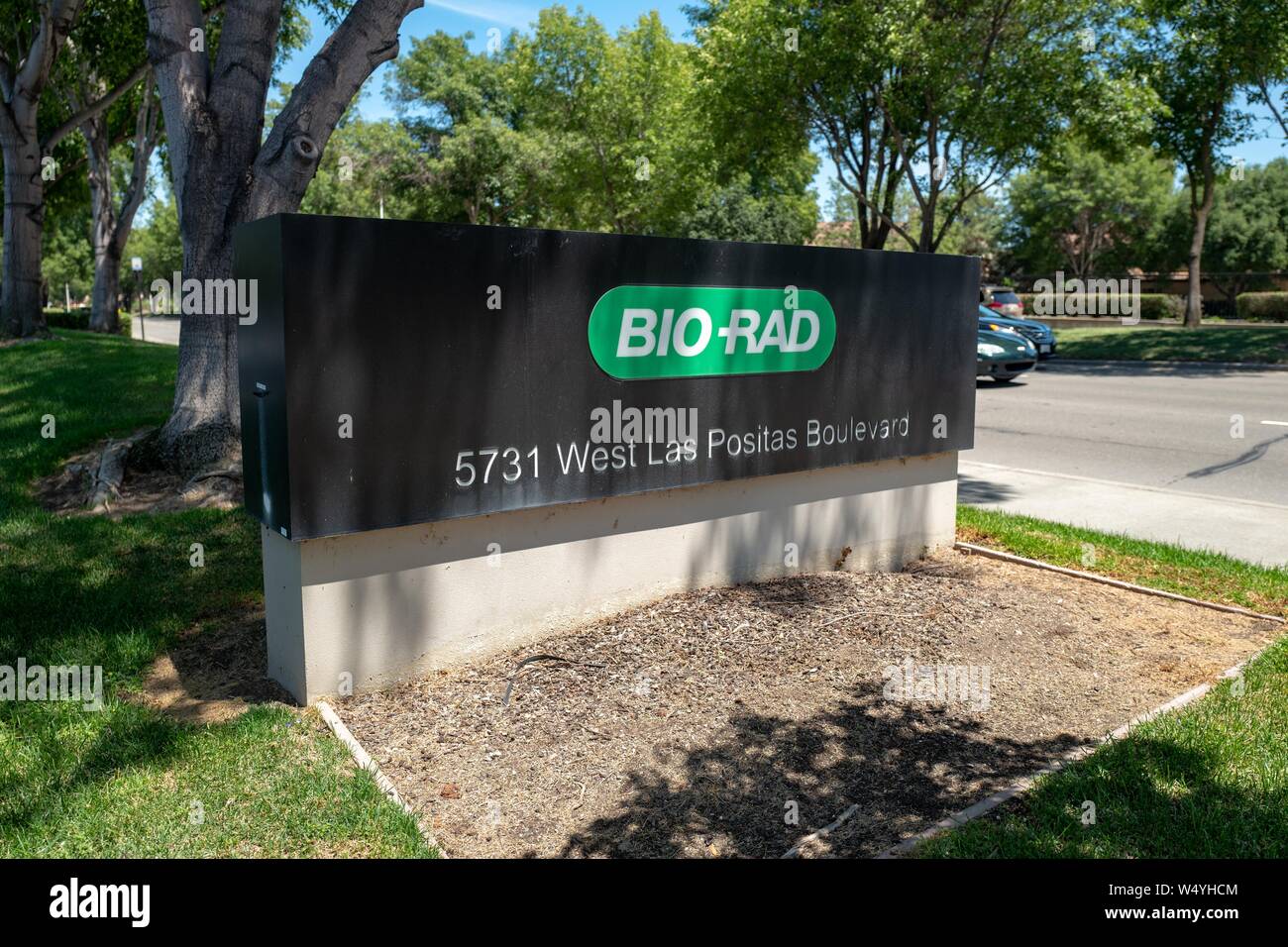Segno con il logo di entrata ad un ufficio di scienze della vita supply company Bio-Rad a Pleasanton, California, 2 luglio 2019. () Foto Stock