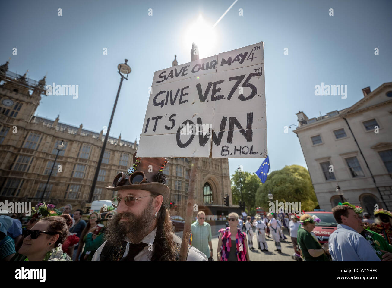 Morris ballerini protestare fuori del parlamento di Westminster contro la decisione del governo di spostare il prossimo anno a maggio giorno festivo Foto Stock