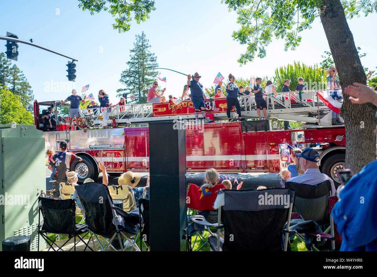 Vigili del fuoco cavalcare un motore fire attraverso parade itinerario durante l annuale Giorno Di Indipendenza parade di Danville, California, 4 luglio 2019. () Foto Stock