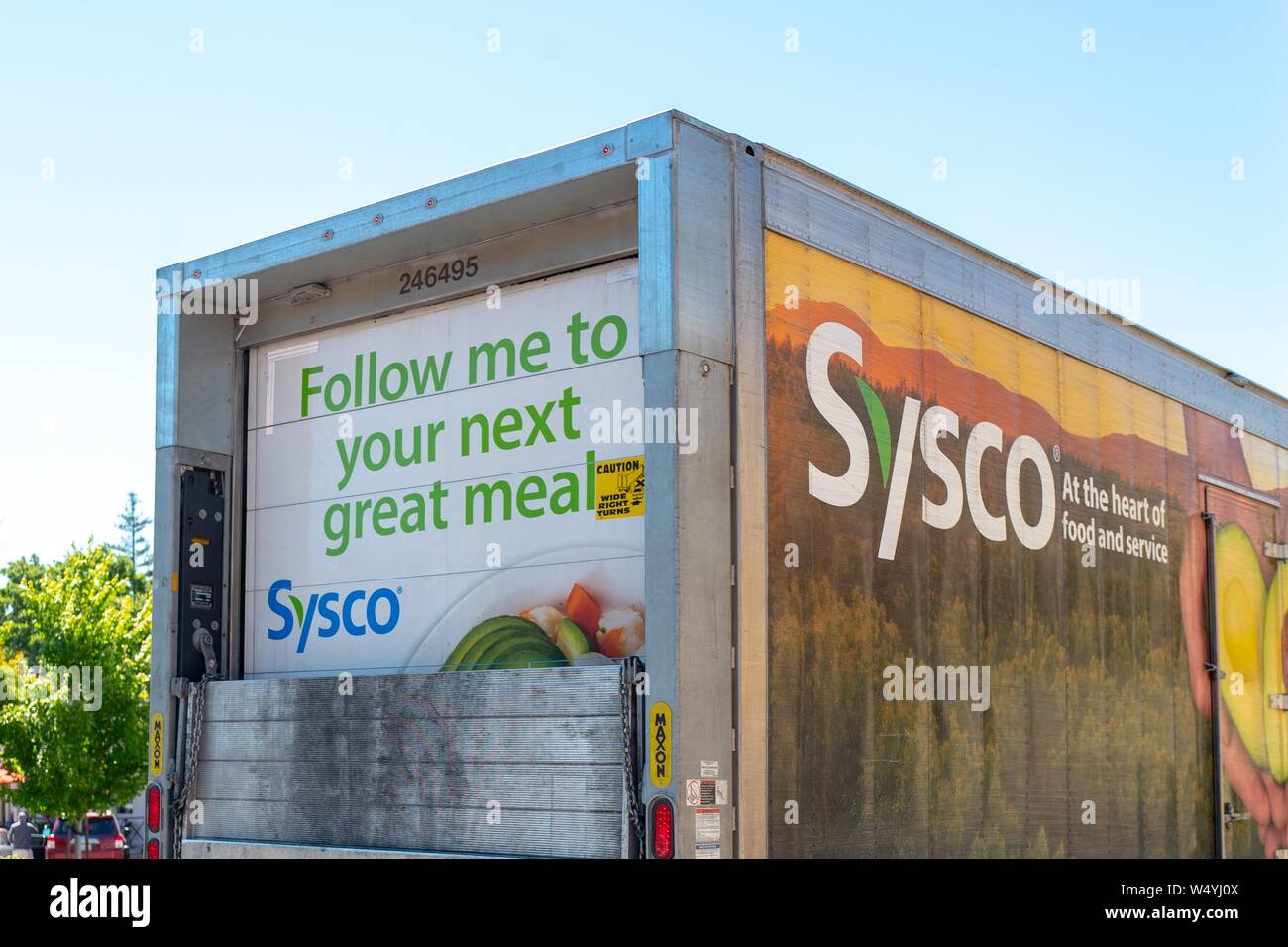 Close-up di logo e slogan sul retro del carrello per distributore alimentare Sysco a Lafayette, California, 16 luglio 2019. () Foto Stock