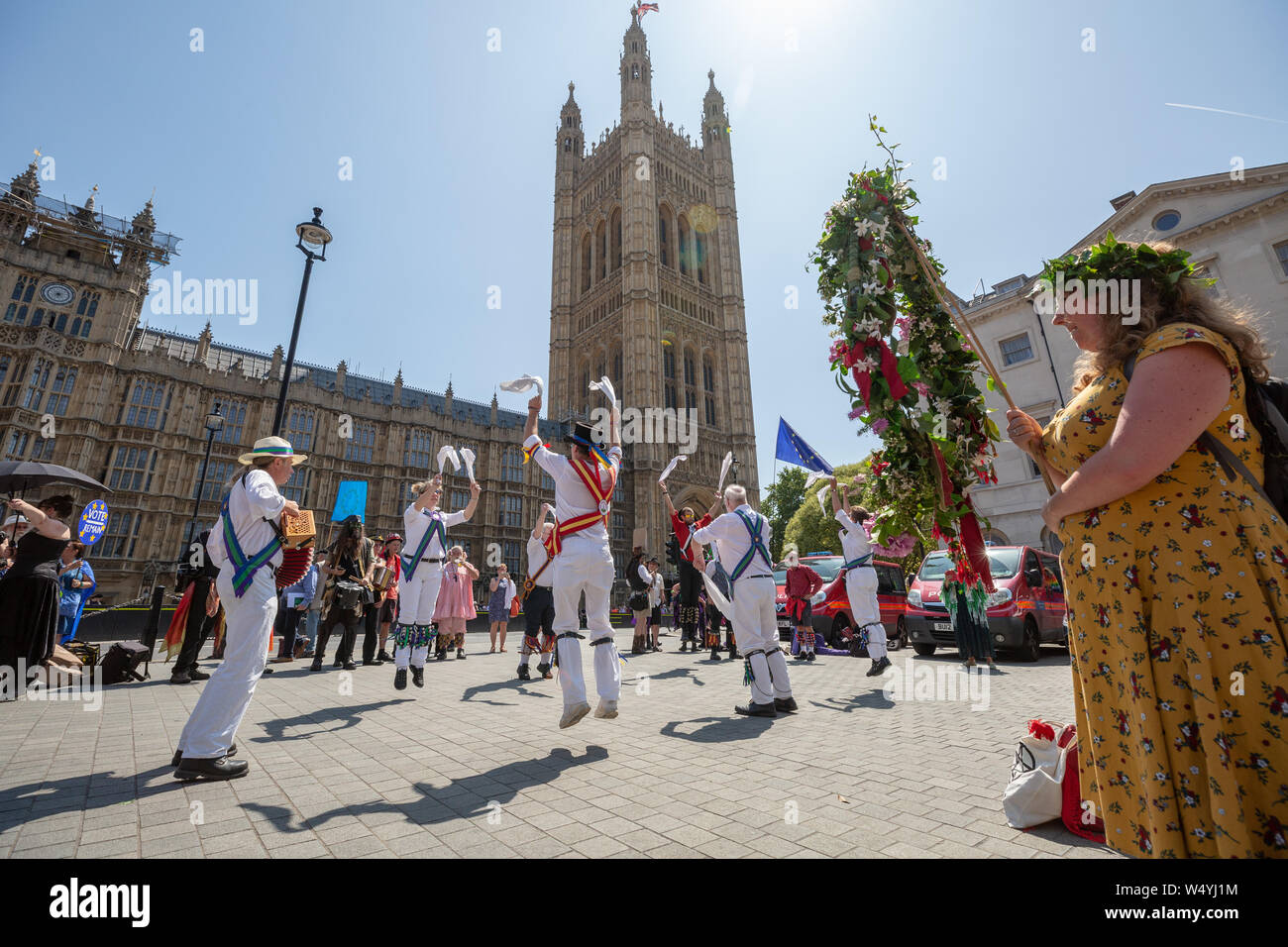 Morris ballerini protestare fuori del parlamento di Westminster contro la decisione del governo di spostare il prossimo anno a maggio giorno festivo Foto Stock