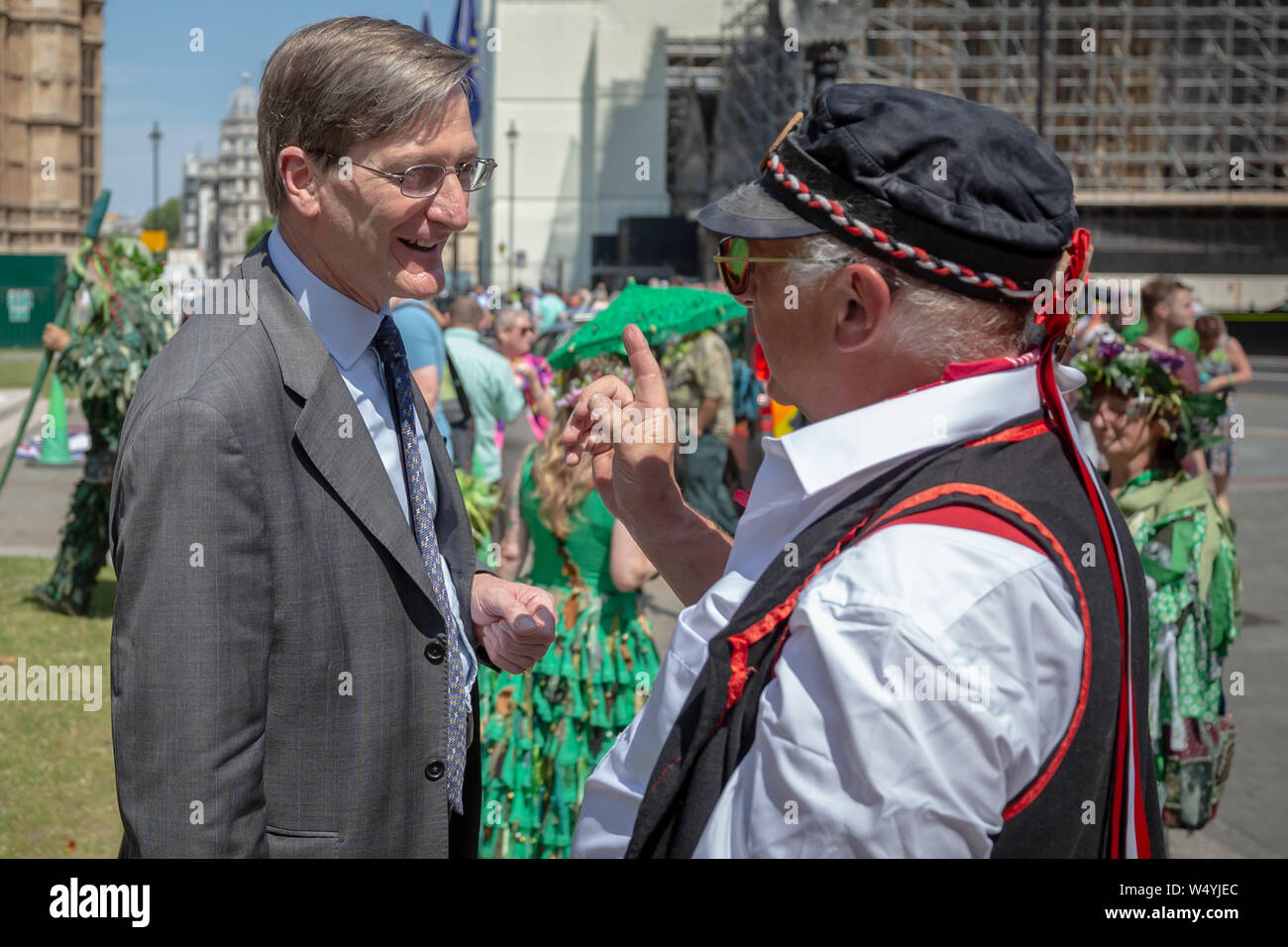 Dominic Grieve MP parla a protestare Morris ballerini come egli passa anche se Palazzo Vecchio Cantiere al di fuori del parlamento di Westminster. Londra, Regno Unito. Foto Stock