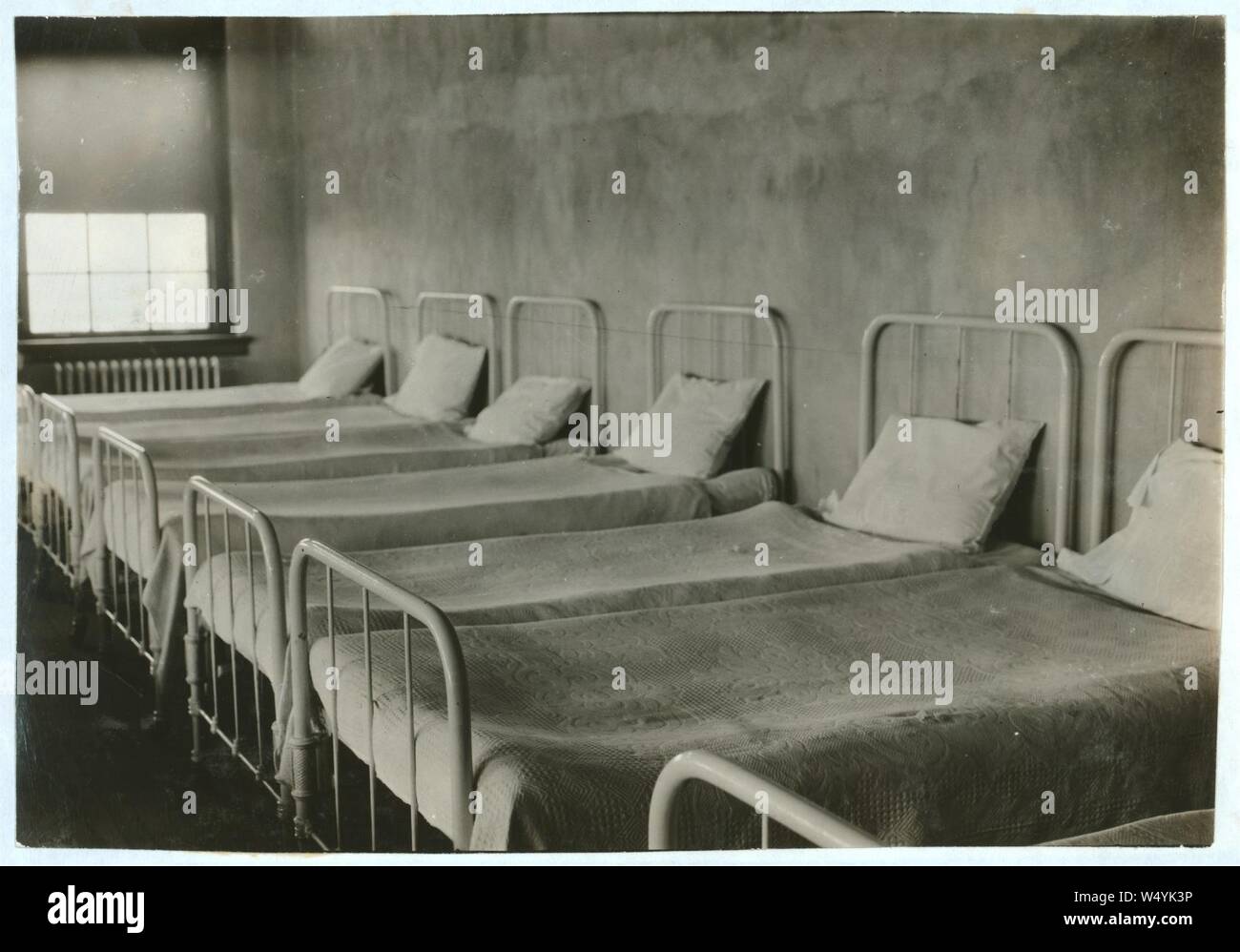 Dormitorio affollato (una parete) nella scuola di formazione per sordomuti. Vedere Gibbons relazione. Foto Stock