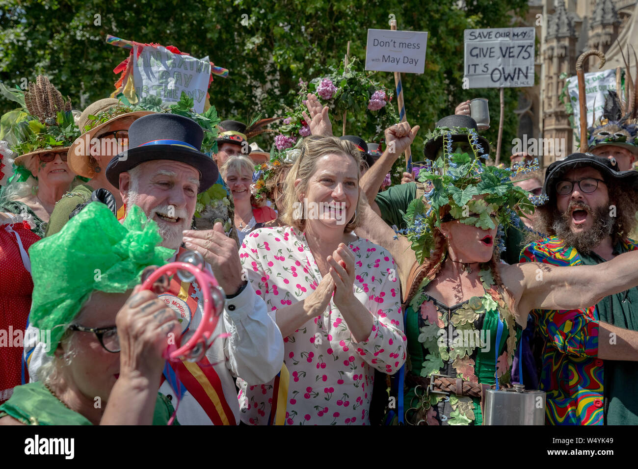Ambra Rudd MP per Hastings si unisce e mostra il supporto per la Morris protestare fuori del parlamento di Westminster, Londra, Regno Unito Foto Stock