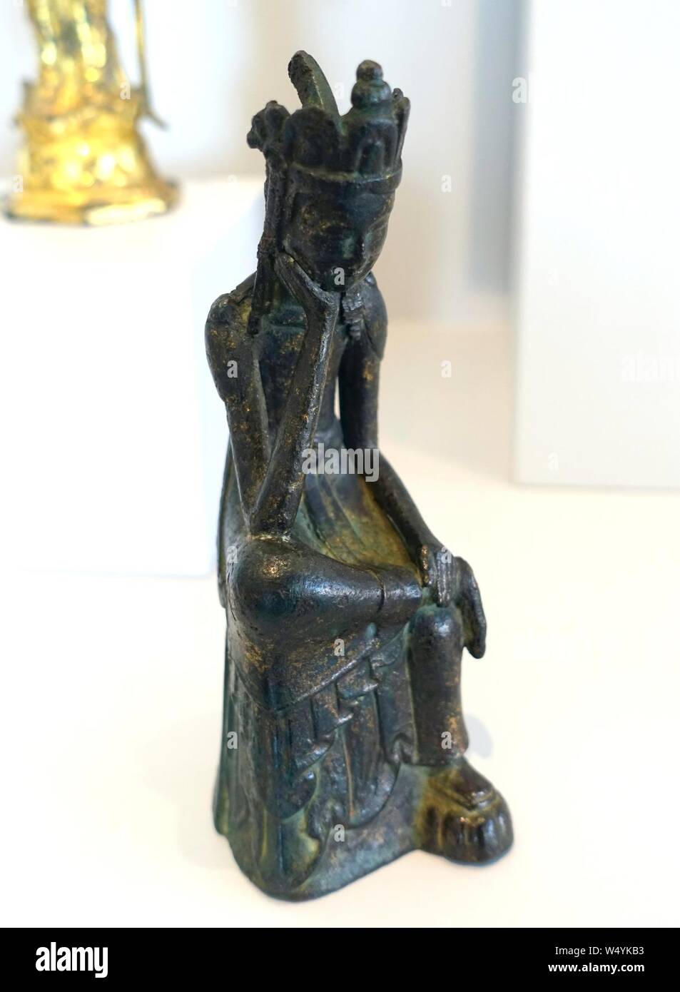 Coronato, pensieroso Bodhisattva, probabilmente Maitreya, Corea, tre regni periodo, probabilmente Silla unito, tardo vi per gli inizi del VII secolo d.c. - bronzo Foto Stock