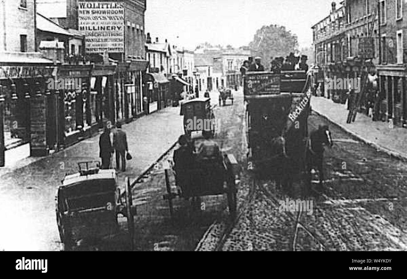 Cavallo di Croydon Tram in London Road ampio e verde. c. 1890. Foto Stock