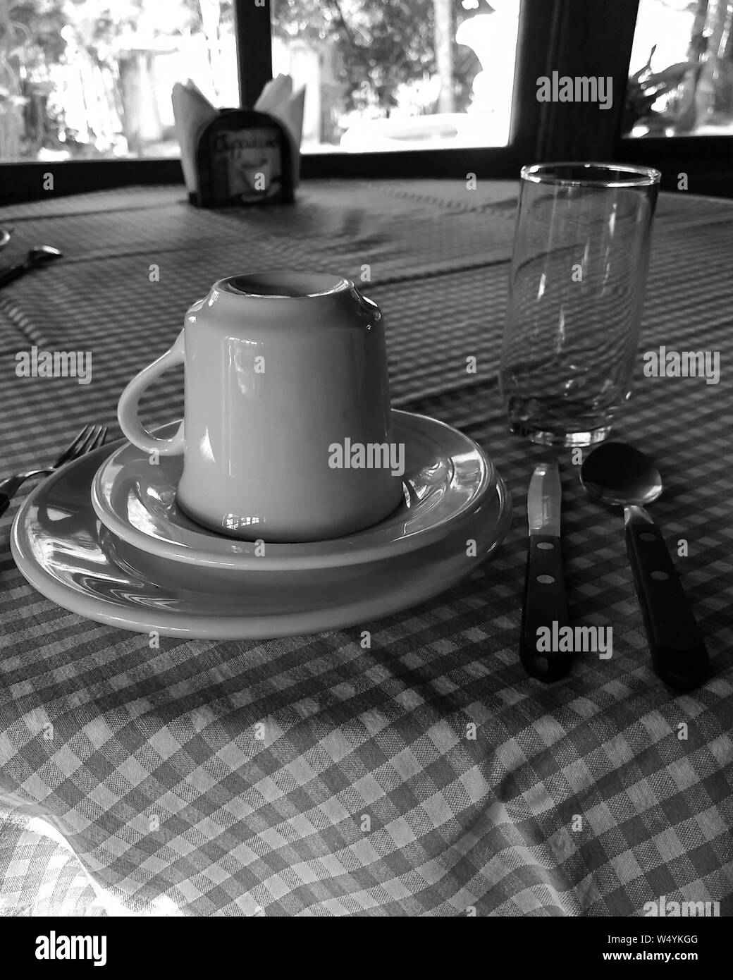 Tazza e altre cose preparate per la colazione in una fattoria umore bianco nero Foto Stock