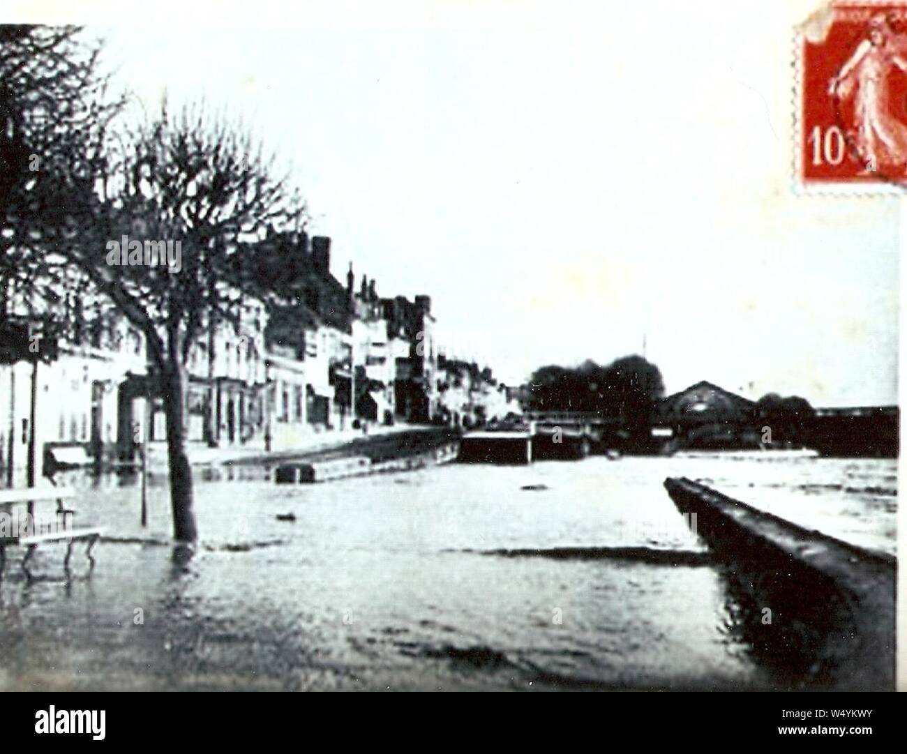 Crue de l'Yonne au Port aux vins à Joigny en 1910. Foto Stock