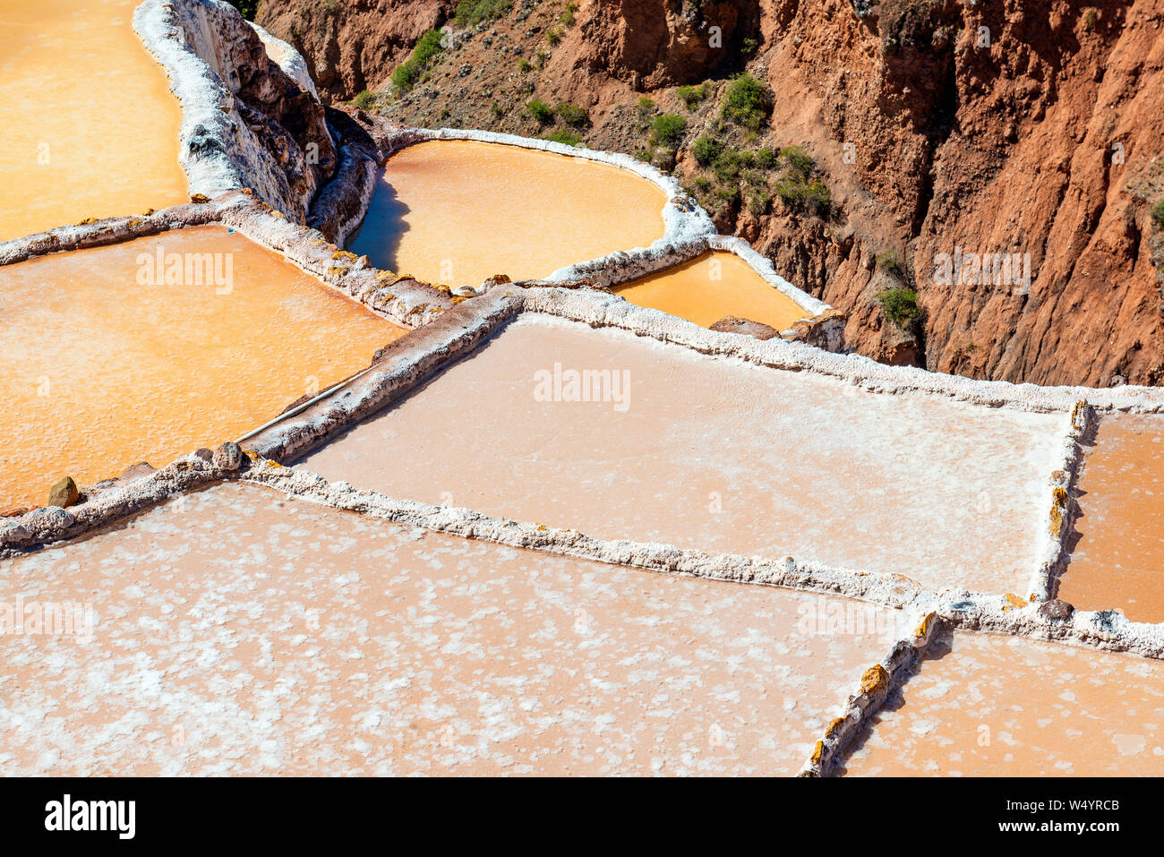 Primo piano delle terrazze saline Maras con la migliore qualità del sale del paese, provincia di Cusco, Perù. Foto Stock