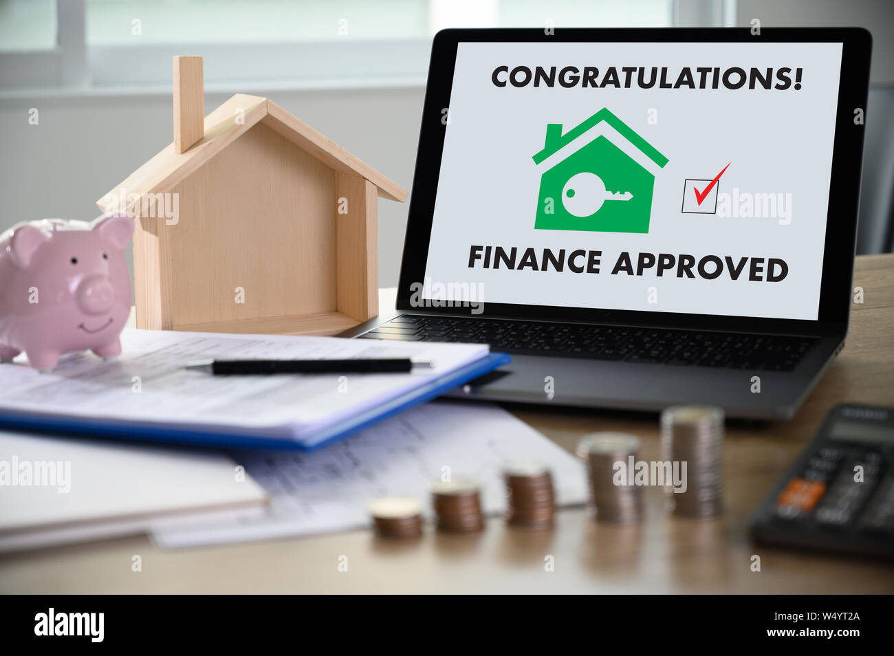 Mutuo riconoscimento su telefono cellulare in una casa del modulo del contratto approvato con casa di proprietà Foto Stock