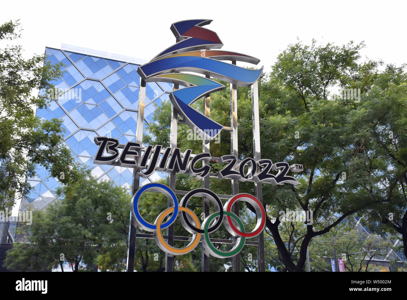 Luglio 26, 2019, Beijing, Pechino, Cina: Pechino, Cina-l'emblema del 2022 Pechino Olimpiadi invernali è visto su una strada di Xidan, Pechino, 25 luglio 2019. Credito: SIPA Asia/ZUMA filo/Alamy Live News Foto Stock