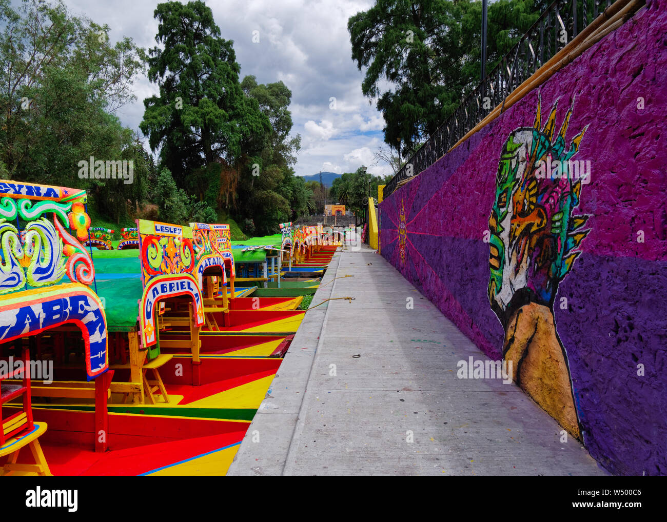 Xochimilco, Città del Messico, 25 Giugno 2019 - Embarcadero di Nativitas con El Santo murales e trajineras. Foto Stock