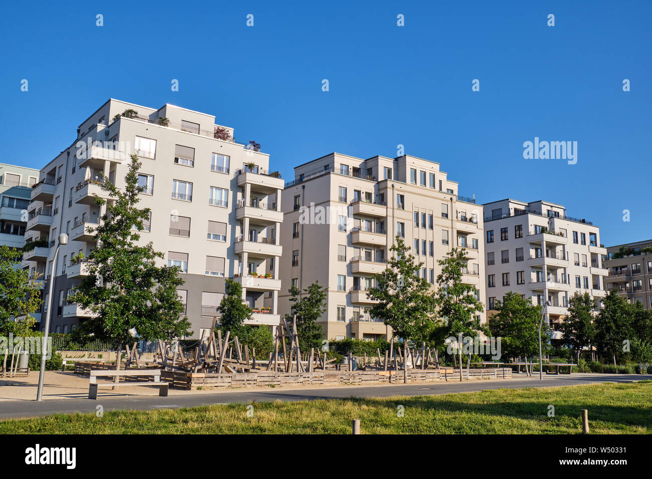 Area di sviluppo con le moderne villette visto a Berlino, Germania Foto Stock