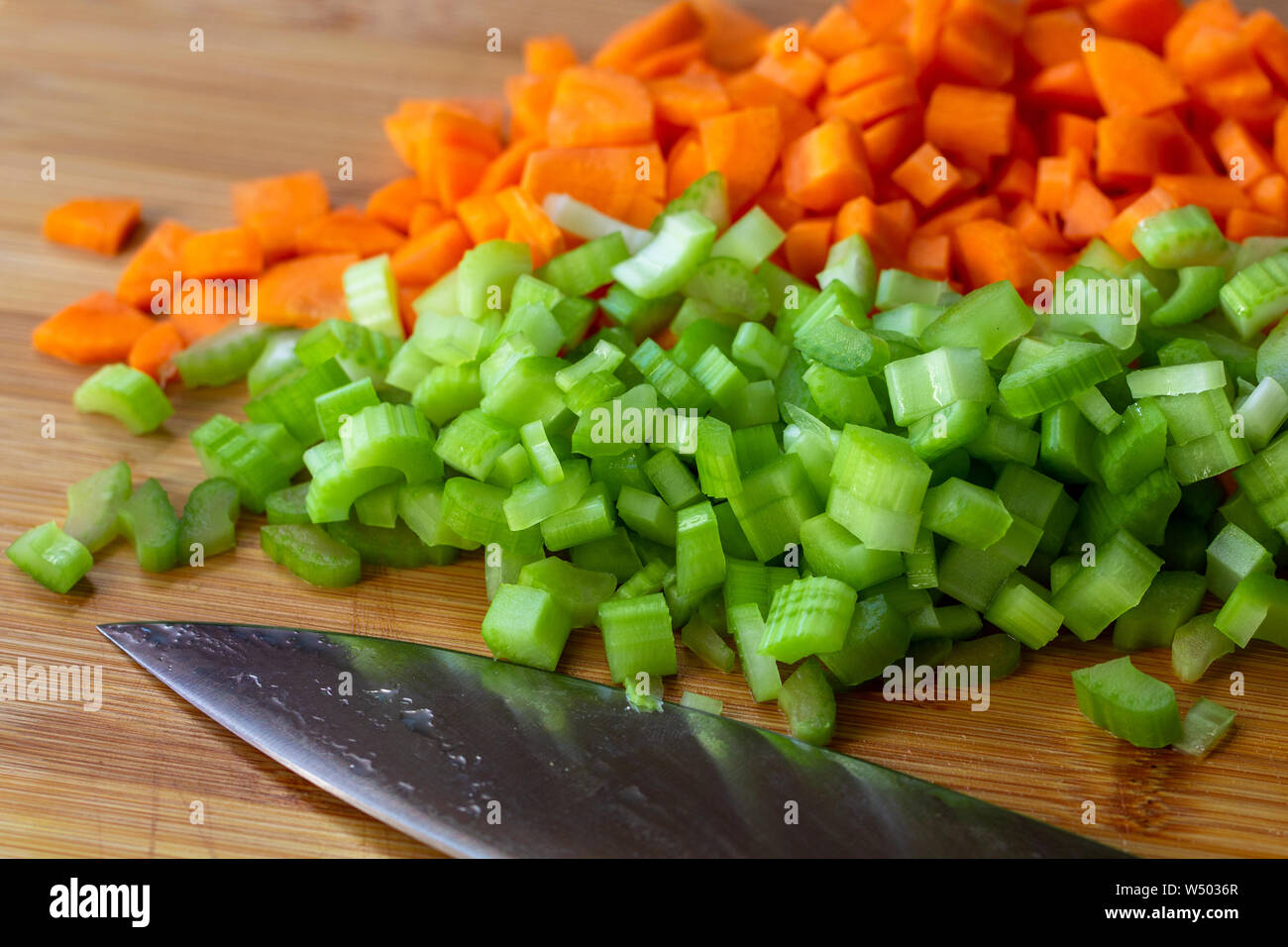 Chiudere fino a fino a dadini le carote e il sedano Foto Stock