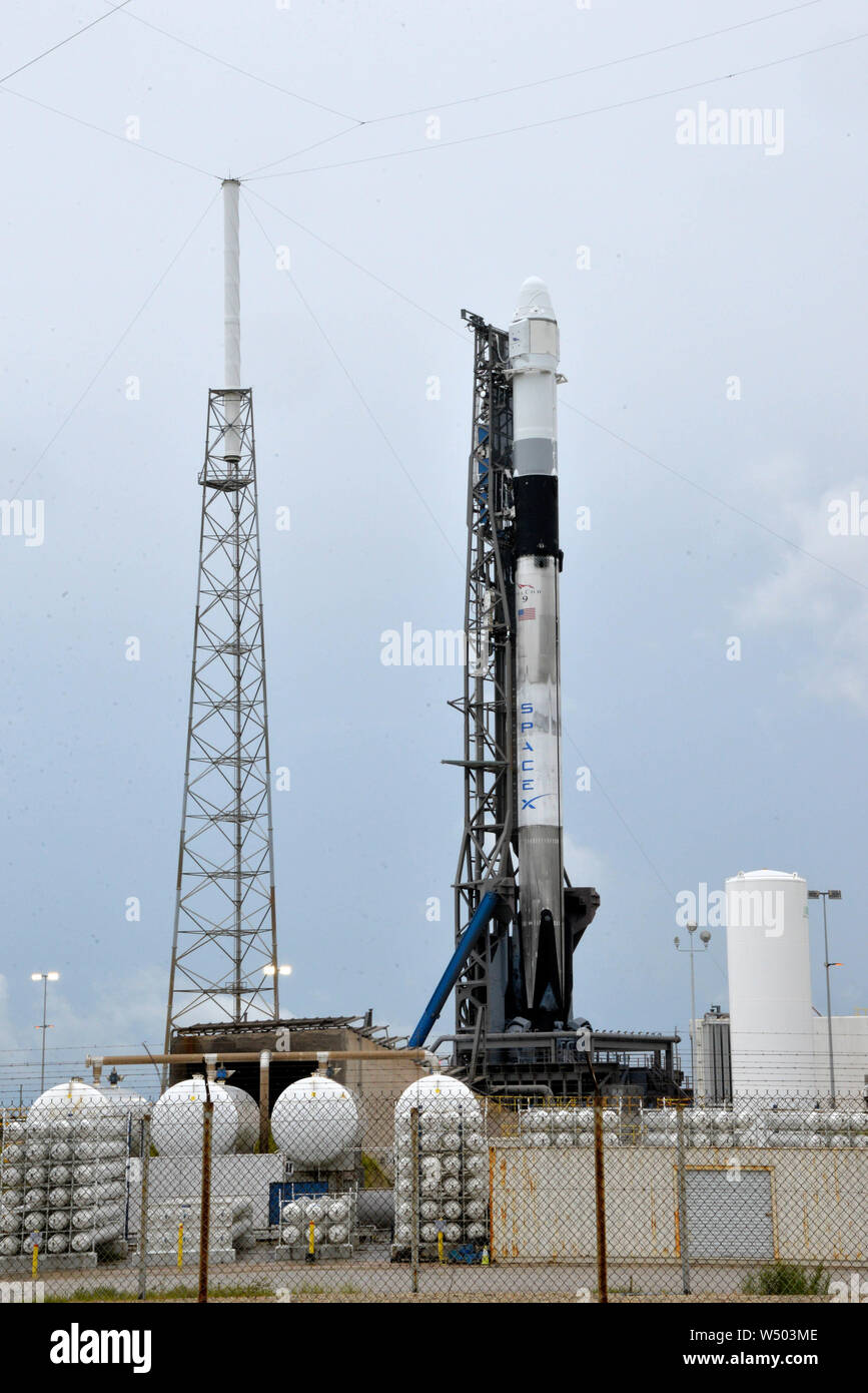 Cape Canaveral Air Force Station. Florida. Stati Uniti d'America. Il 25 luglio 2019. Un SpaceX Dragon cargo veicolo spaziale è sul suo modo di consegnare il secondo equipaggio commerciale porta docking e circa 5.000 libbre di analisi scientifiche e materiali di consumo per la Stazione Spaziale Internazionale dopo un 6:01 p.m. EDT giovedì lancio dalla Florida. Dopo il lancio del primo stadio ha restituito a razzo e sbarcati a LZ-1 CCAFS. Credito foto Julian Porro / Alamy Live News Foto Stock