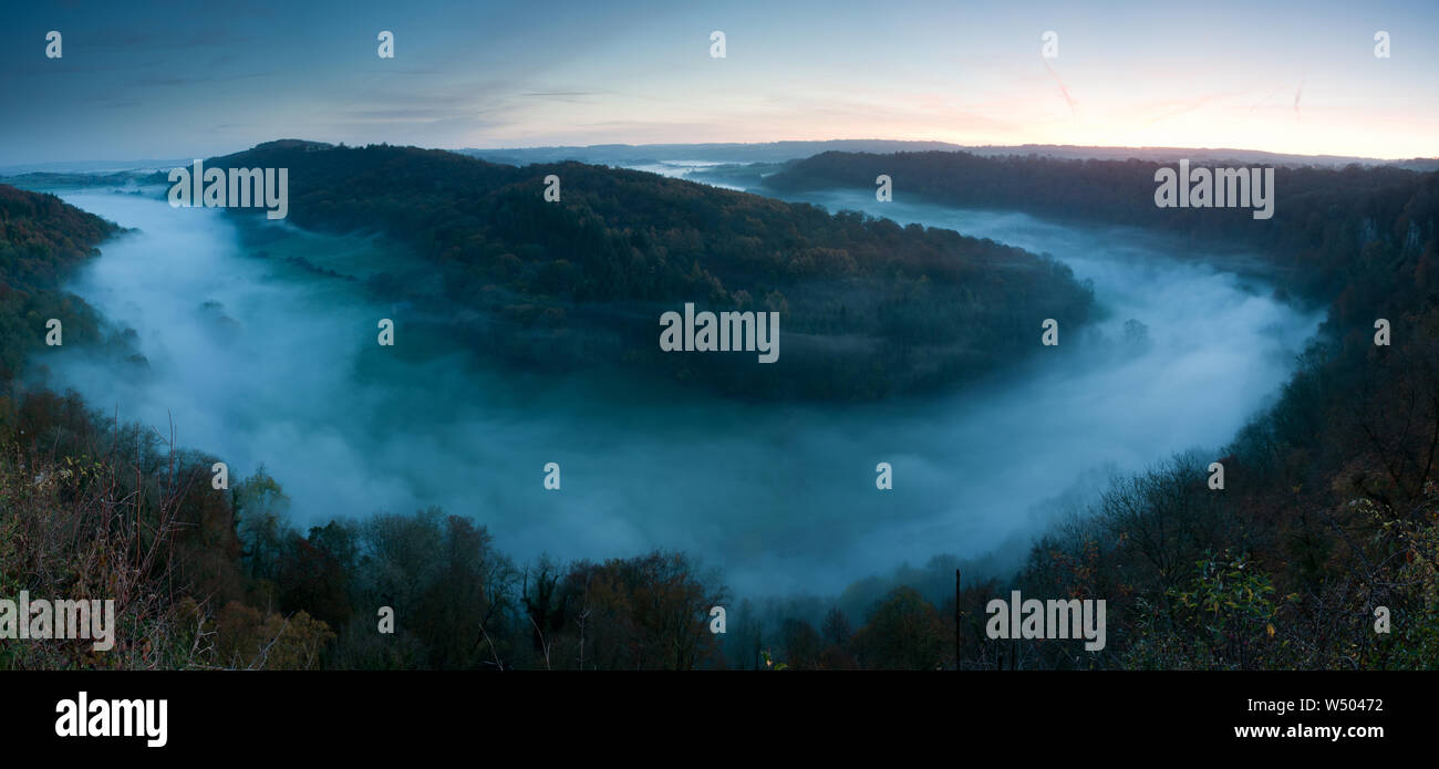 Vista dal Symonds Yat sul fiume Wye nella campagna inglese e gallese Foto Stock