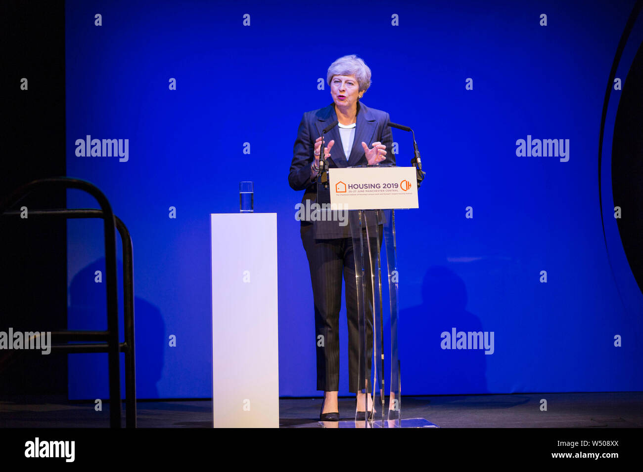 Il primo ministro Theresa Maggio sul palco offrendo il suo discorso alla conferenza di CIH in una delle sue ultime comparse come Primo Ministro Foto Stock