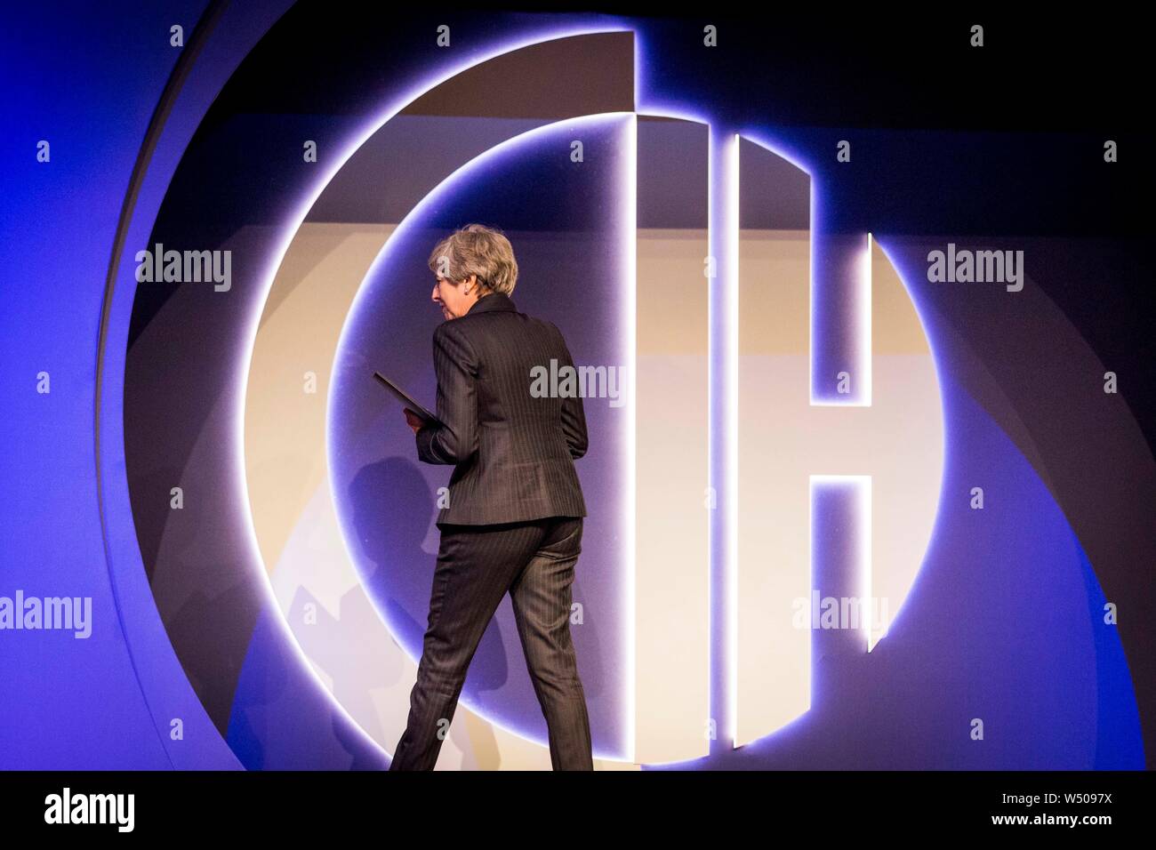 Il primo ministro Theresa Maggio sul palco offrendo il suo discorso alla conferenza di CIH in una delle sue ultime comparse come Primo Ministro Foto Stock