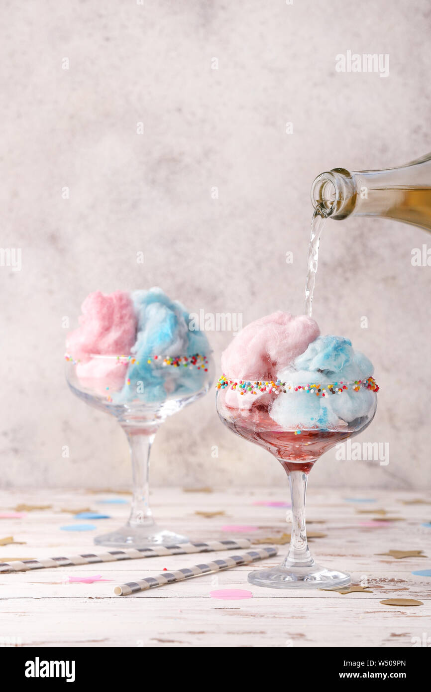 La preparazione di gustose cotton candy cocktail sul tavolo bianco Foto  stock - Alamy