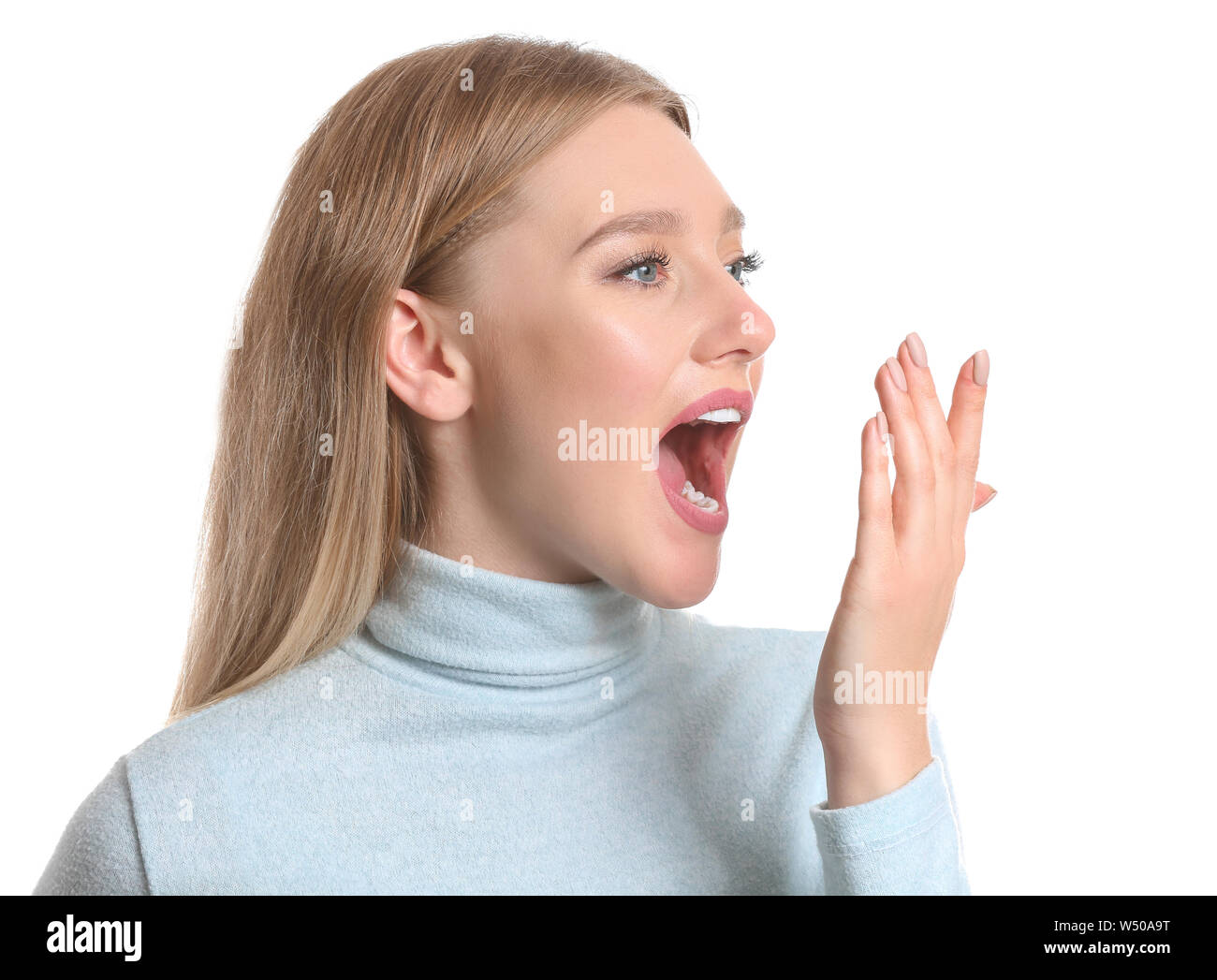 Donna controllando la freschezza del suo soffio su sfondo bianco Foto Stock