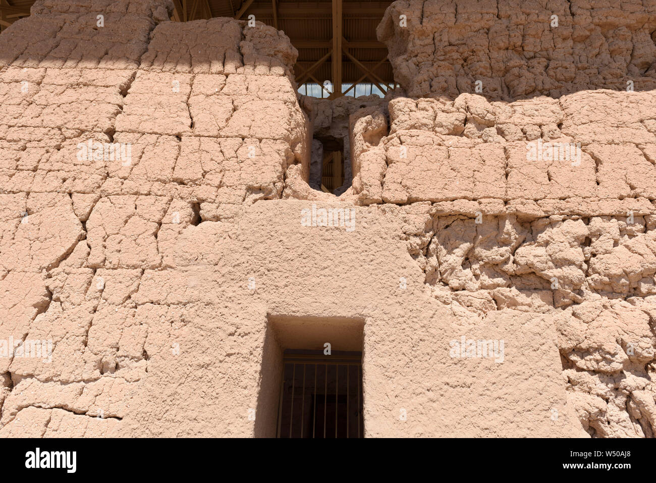 Adobe, antico, AZ, edificio, Casa Grande monumento nazionale, Coolidge, di parete esterna, rovine, fasi, struttura, weathered, porta la texture, constructi Foto Stock